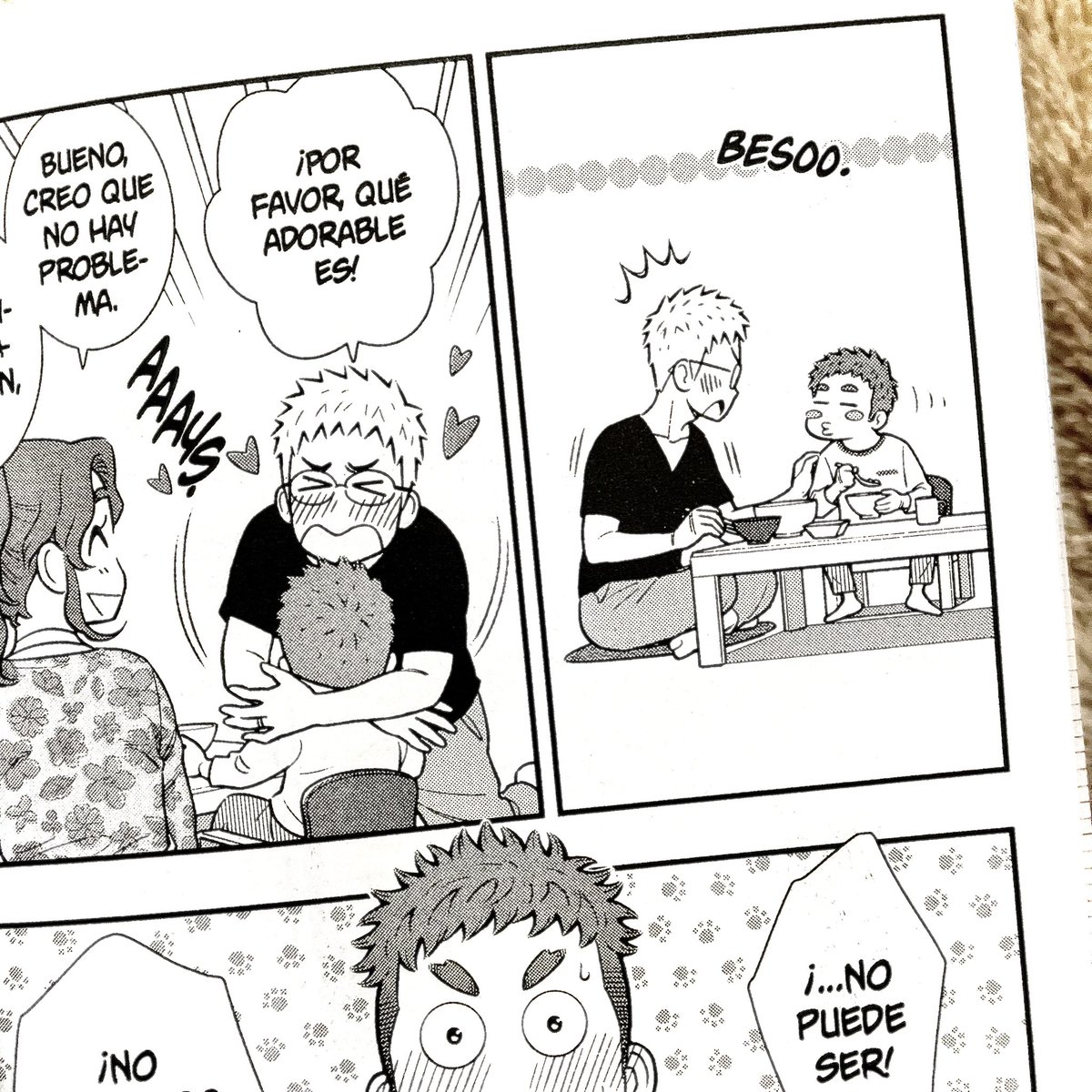 『うちの息子はたぶんゲイ』スペイン語訳版コミックス1巻が届きました!
翻訳版は描き文字がどう訳されているのか見るのが楽しいですね!日本語で「ちゅー」は「BESOO」と訳されていました。「BESO」が「接吻」の意味らしいので、「接吻〜〜」って感じでしょうかね。笑

#うちの息子はたぶんゲイ 