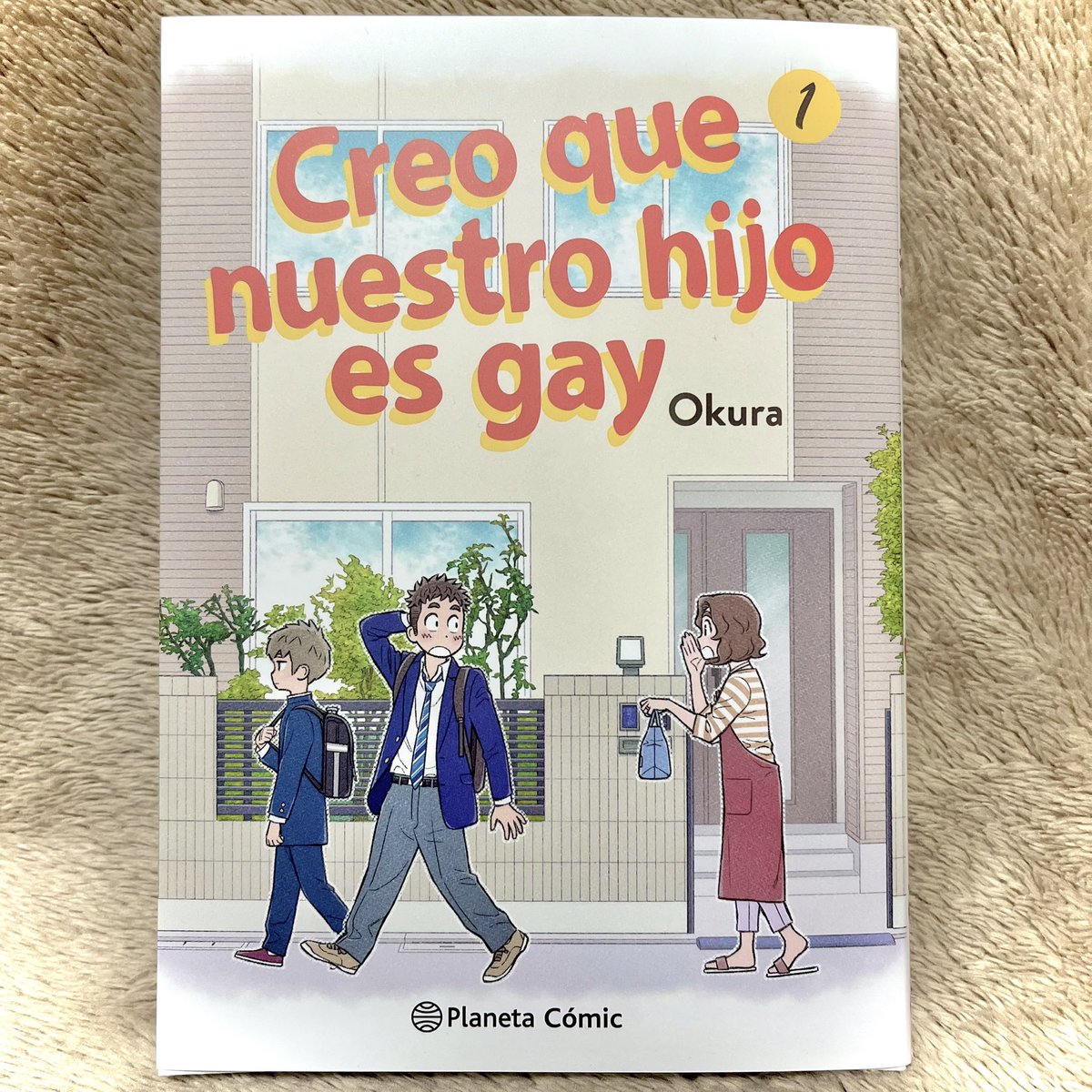 『うちの息子はたぶんゲイ』スペイン語訳版コミックス1巻が届きました!
翻訳版は描き文字がどう訳されているのか見るのが楽しいですね!日本語で「ちゅー」は「BESOO」と訳されていました。「BESO」が「接吻」の意味らしいので、「接吻〜〜」って感じでしょうかね。笑

#うちの息子はたぶんゲイ 