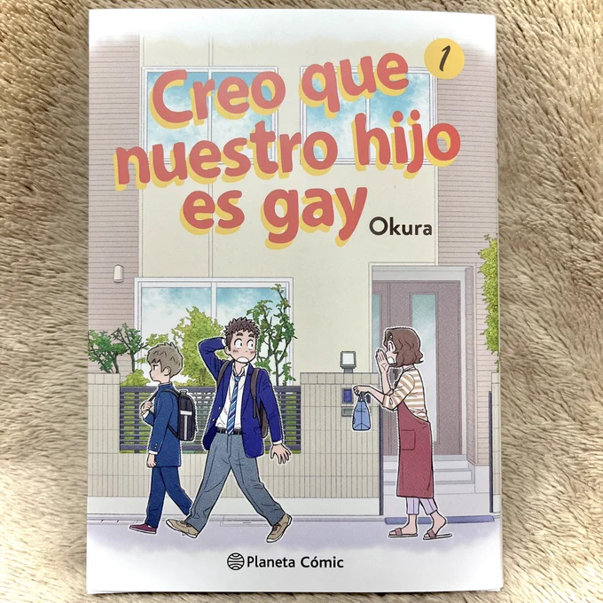 『うちの息子はたぶんゲイ』スペイン語訳版コミックス1巻が届きました!翻訳版は描き文字がどう訳されているのか見るのが楽しいですね!日本語で「ちゅー」は「BESOO」と訳されていました。「BESO」が「接吻」の意味らしいので、「接吻〜〜」って感じでしょうかね。笑#うちの息子はたぶんゲイ 