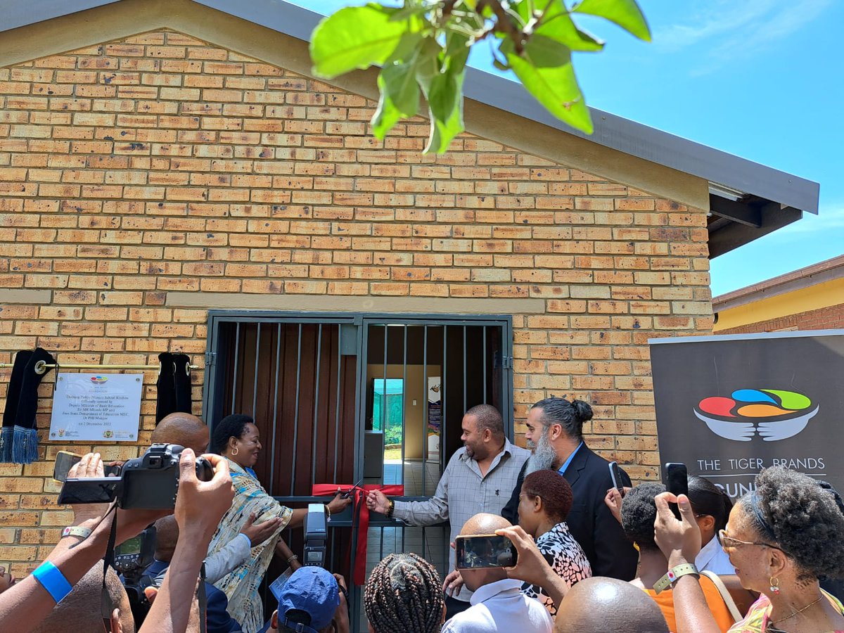 TigerBrands_F's tweet photo. Mr Hugo Cuter of B2B Construction, our kitchen construction partner, joined by the Deputy Minister of Basic Education,Dr @ReginahMhaule cut the ceremonial ribbon to officially open the new kitchen.
#kitchenhandover #TBF #BeyondTheMeal #100MillionMeals #LearnersFocusedOnLearning https://t.co/f5KCtGcwj9