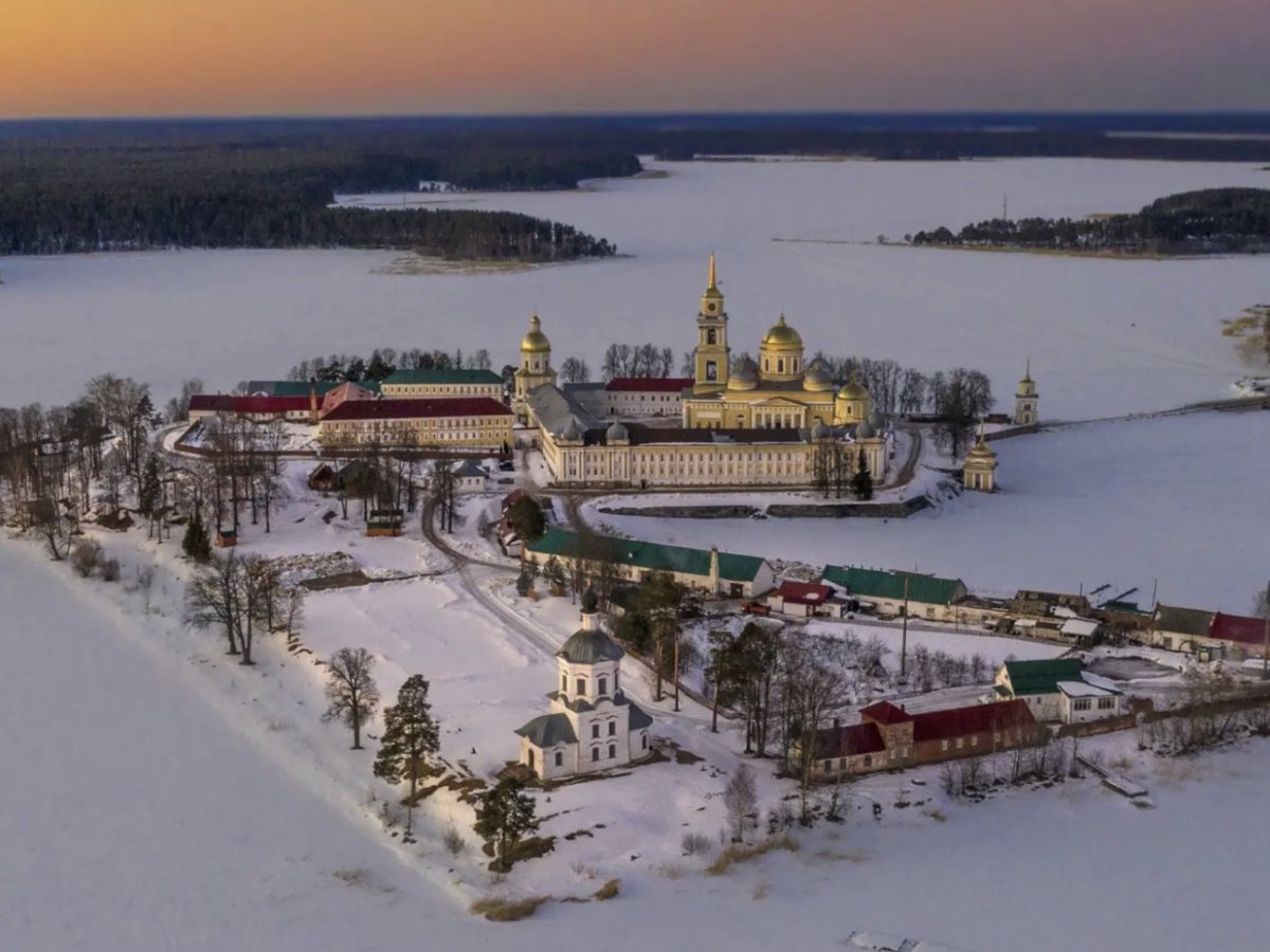 Нилова пустынь на озере Селигер. Тверская область. 
Монастырь на острове Столбной, история которого началась в 1528 году.