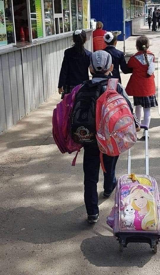 Энэ хүүг 😍
Хангай шиг сайхан аав сургаж 🙏
Хатан ухаантай ээж л өсгөсөн байх... 👍❤️