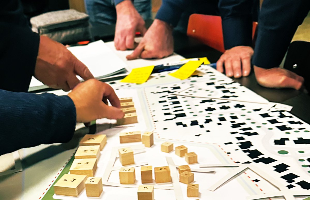 De toekomst van de dorpen staat hoog op de agenda van de <a href="/DeventerGem/">Gemeente Deventer</a>. 

Samen met de inwoners wordt gewerkt aan nieuwe woningen voor jong en oud in Lettele-Oost. 

<a href="/RUIMTEVOLK/">RUIMTEVOLK</a> begeleidt de partijen en gisteren was het eerste dorpsatelier.

ruimtevolk.nl/projecten/gebi…