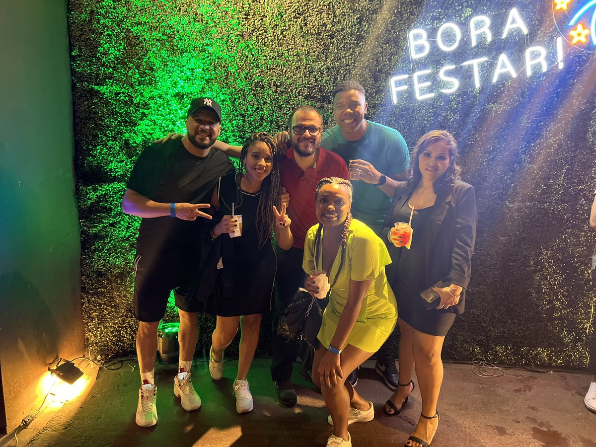 FelipeVadaO's tweet photo. Festinha da Empresa #UberOn https://t.co/vdgaU8k7Vw