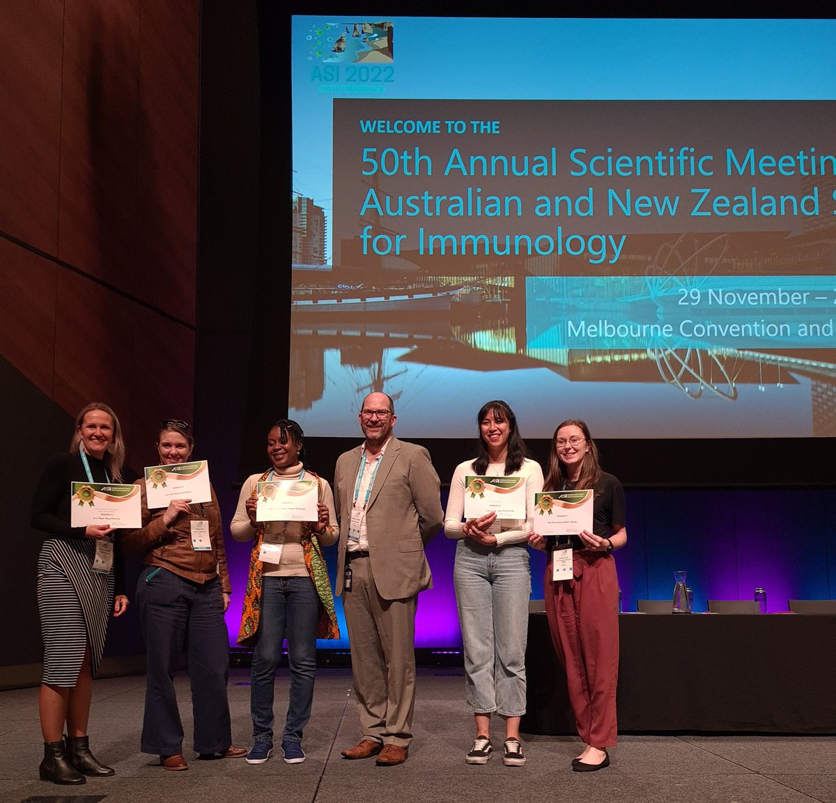 So incredibly proud of PhD student @jpsantavanond for taking out a Poster Prize at #ASI2022 @ASImmunology for her work on thymocyte apoptosis & engulfment 😭 Jaz is one of the hardest working students I've seen and i'm so happy her efforts are being recognised! @LIMSLTU @LabACDC