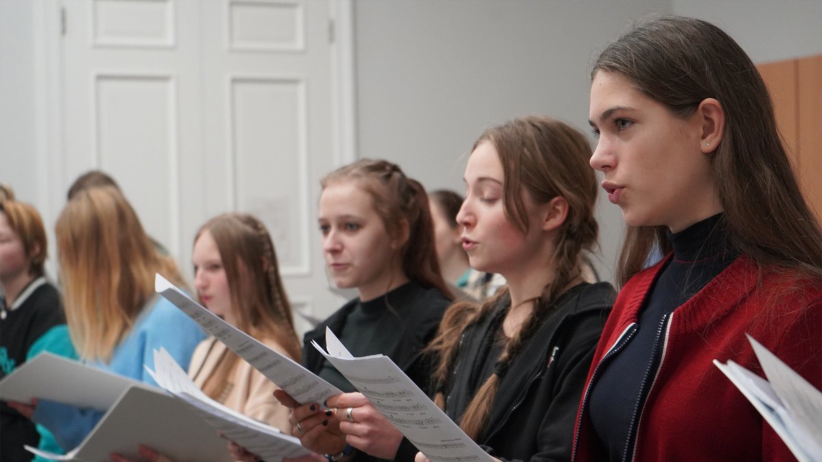 emsMedienschule's tweet photo. Das Geheimnis der lettischen Chöre, das sollten wir während unserer Riga-Reise ergründen. Wir besuchten einen Musikverlag, die lett. Musikakademie &amp; durften bei der Probe des #RigaGirlsChoir dabei sein. Warum die Lett*innen so gerne singen, lest ihr hier: https://t.co/iDmSzO5zxz https://t.co/S3QuCFQjMm