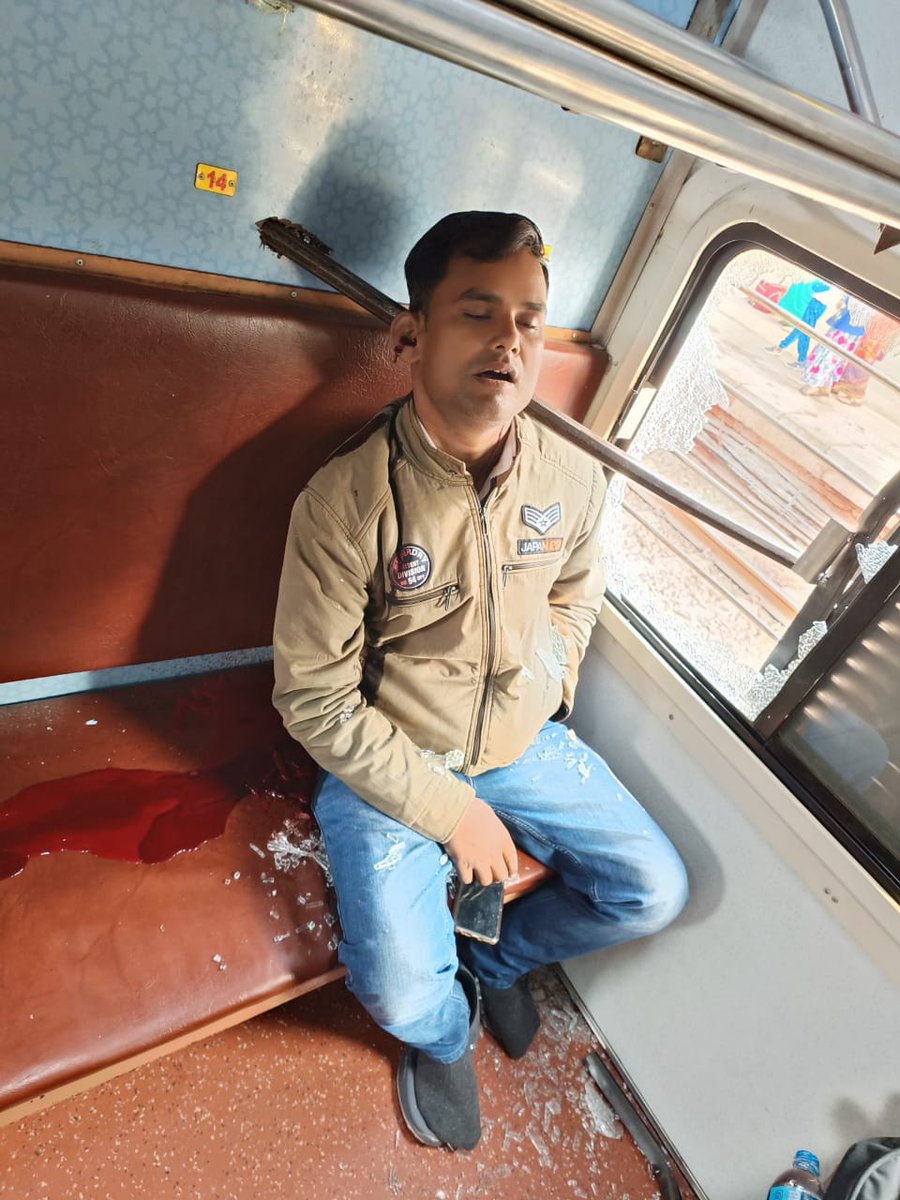 Railwhispers's tweet photo. अलीगढ़ जं.की घटना:सब्बल यात्री के गर्दन में घुसा
काम के बाद ट्रैक पर ही छोड़ा गया सब्बल नीलांचल एक्स.की खिड़की तोड़कर यात्री की गर्दन में जा घुसा
यात्री हरिकेश दुबे पुत्र गोपीनाथ,चांदा सुल्तानपुर का रहने वाला था
शव मोर्चरी में रखा गया है 
रेल अधिकारी मौके पर पहुंचे,जांच जारी है। https://t.co/L7gLed69sG