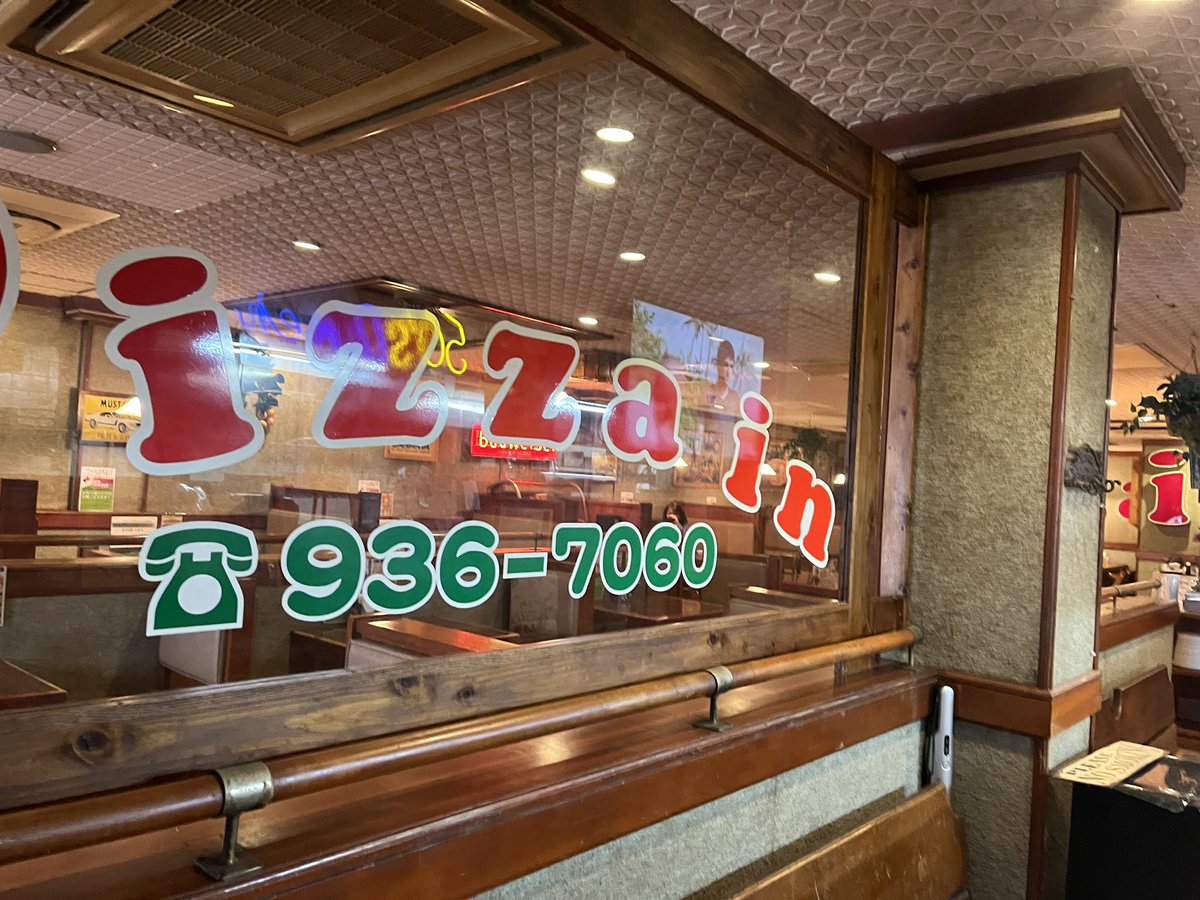 with_okinawa's tweet photo. 今日は友人とピザを食べに行きました🍕
昔からある北谷の「 #Pizzain」でした
どれも具材が沢山乗ってて！もう！😋
僕は18枚食べました！

 #北谷  #バイキング形式  #ランチ  #Japon  #沖縄ぐるめ  #pizza https://t.co/7p8tZxaZcN