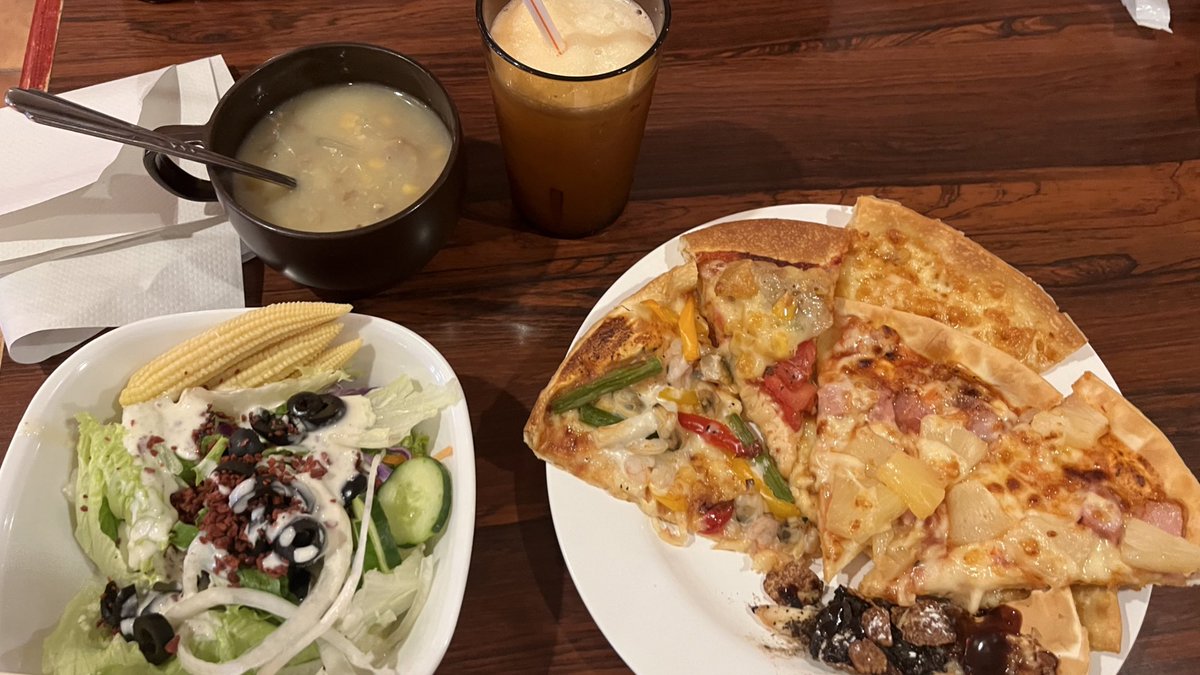 with_okinawa's tweet photo. 今日は友人とピザを食べに行きました🍕
昔からある北谷の「 #Pizzain」でした
どれも具材が沢山乗ってて！もう！😋
僕は18枚食べました！

 #北谷  #バイキング形式  #ランチ  #Japon  #沖縄ぐるめ  #pizza https://t.co/7p8tZxaZcN