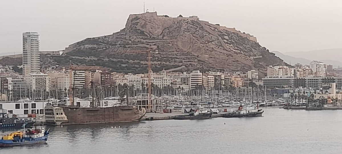 Tenecesit_A's tweet photo. 🌫🌫🌫
¡Buenos días, #Alicante!
Aún en días nublados, el #Benacantil, impone con el #CastillodeSantaBarbara de fiel vigía 👀 sobre #Alacant.
¡BUEN FIN DE SEMANA! https://t.co/Y51KvVSVNn