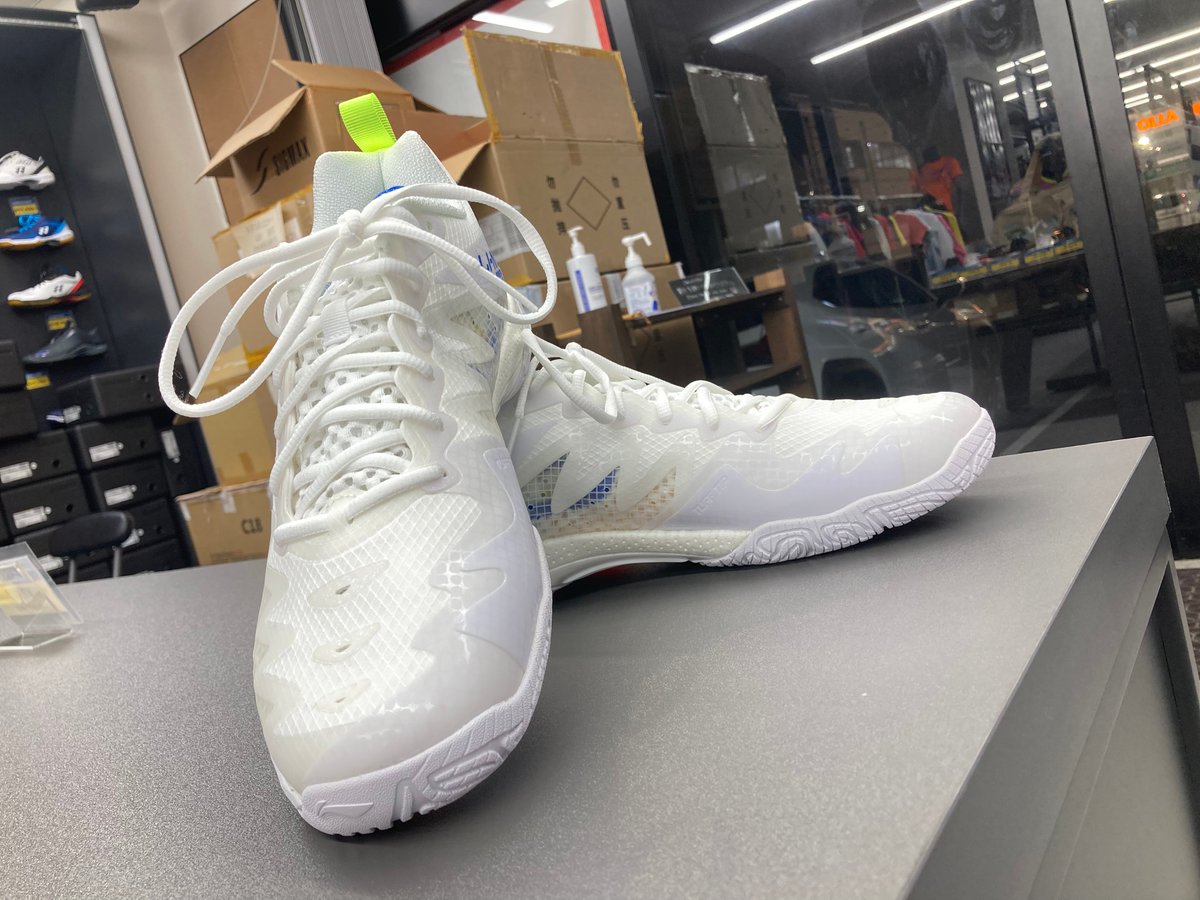 sunfast_main's tweet photo. 現在、渡辺勇大選手が着用しているリーニンの新シューズが入荷しました！

ホワイトベースに鮮やかな青色と黄色が入っていてとてもクールでかっこいいです😎

すぐに売り切れてしまう可能性大の商品ですのでお早めに店舗にお越しください！🏃
＃ハシルトン　＃リーニン　＃渡辺勇大　＃バドミントン https://t.co/dBuXoSkhUF