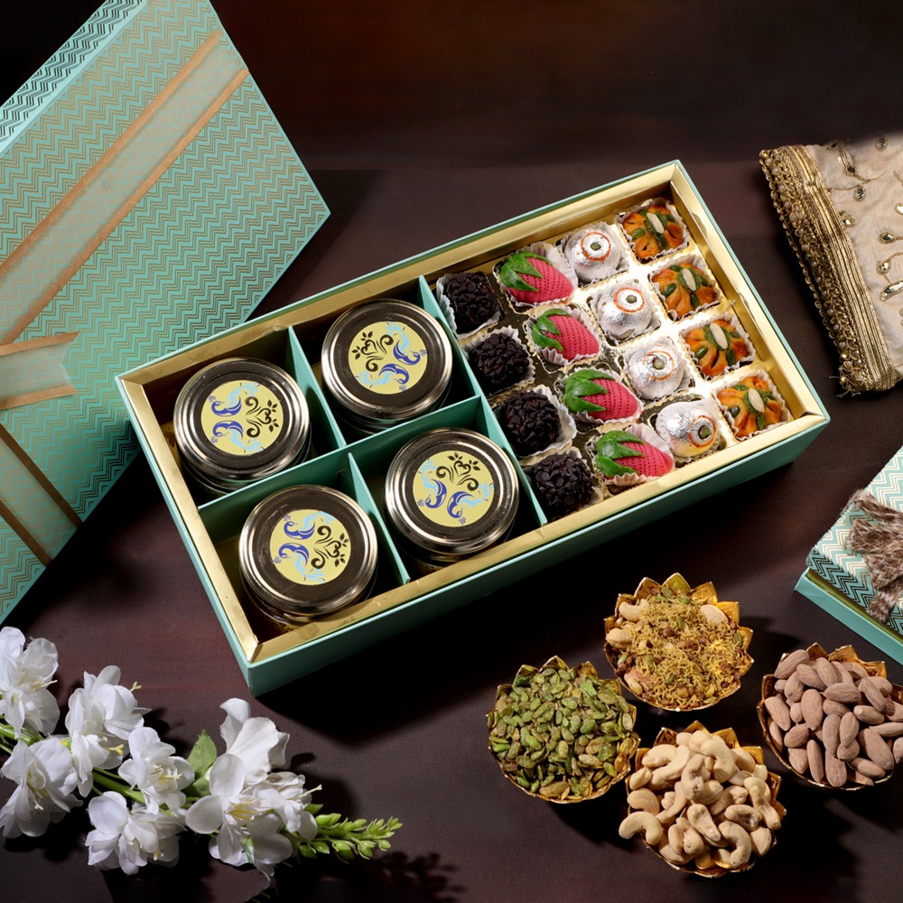 BikanervalaIN's tweet photo. From presentation to the sweet selection, everything about these lovely, delectable gifts is perfect.
.
.
#bikanervala #bikanervalaindia #bikanervalasweets #weddingseason #weddingsweets #wedding #weddingsweetboxes #sweetboxes #weddinghampers #weddinghampers https://t.co/taqj5ocKTO