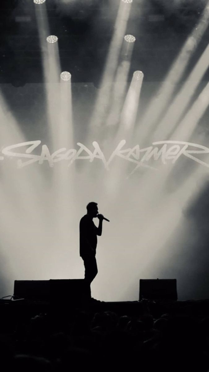 Karanlık manzaralar baktığım şu camlardan
Hazin mektuplar yazıyorum bu zindandan