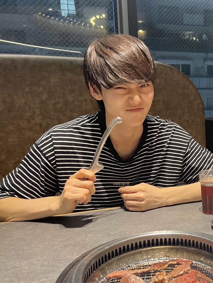 まって気づいたら12月になってんだけど！？どゆこと！もう今年終わるじゃん！
毎年気づいたら年開けてるから困っちゃうよね〜(？)

12月も楽しみましょ👍

載せる写真なかったのでこの間友達と焼肉に行った時の写真！
焼けるのを心待ちにしてる僕とちょけてる僕