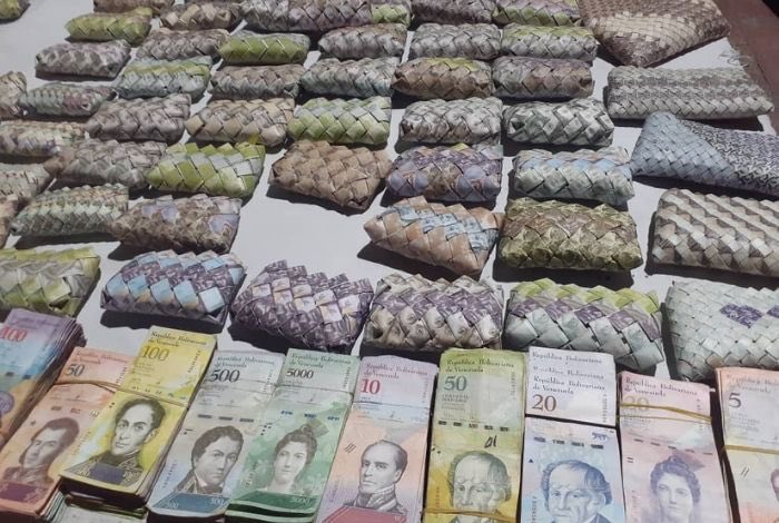 PO_GrassRootM's tweet photo. The collapse of Venezuelan economy - Venezuelans now craft their currency notes into hand baskets/ bags and sell them to tourists for more than they are worth to spend. The final transaction is made in American dollars. Electing APC Or PDP may lead Nigeria into such situation. https://t.co/vSHyyNvV9q