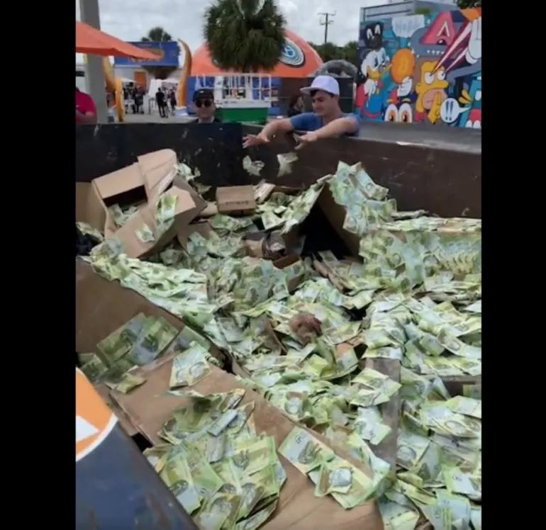 PO_GrassRootM's tweet photo. The collapse of Venezuelan economy - Venezuelans now craft their currency notes into hand baskets/ bags and sell them to tourists for more than they are worth to spend. The final transaction is made in American dollars. Electing APC Or PDP may lead Nigeria into such situation. https://t.co/vSHyyNvV9q