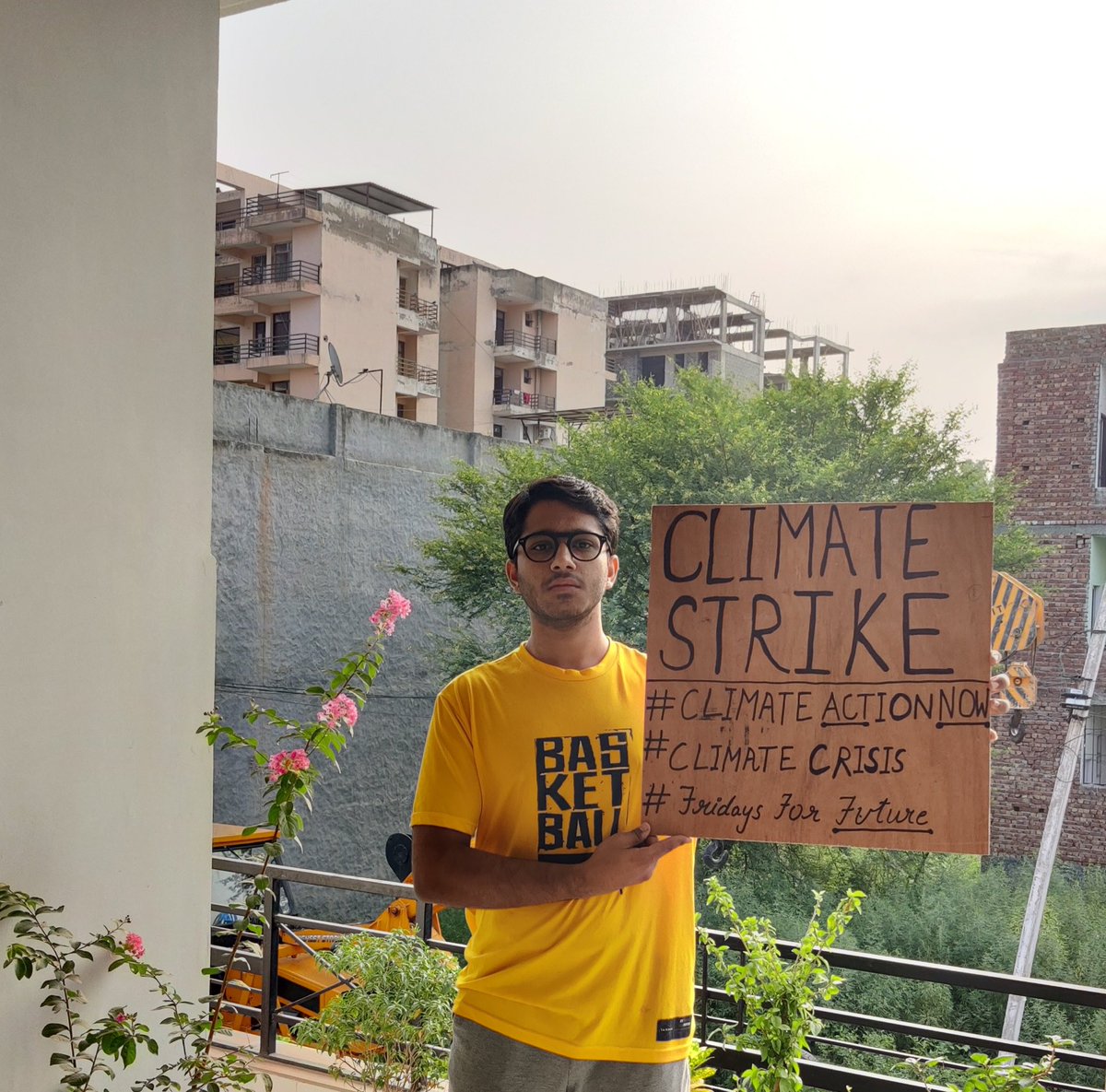 Week 66 #ClimateStrike in #India 🇮🇳

People who created mess on this #Planet, are the ones selling the solution to make more profit.

#FridaysForFuture
#ClimateEmergency 
#EndFossilFuels 
#COP27