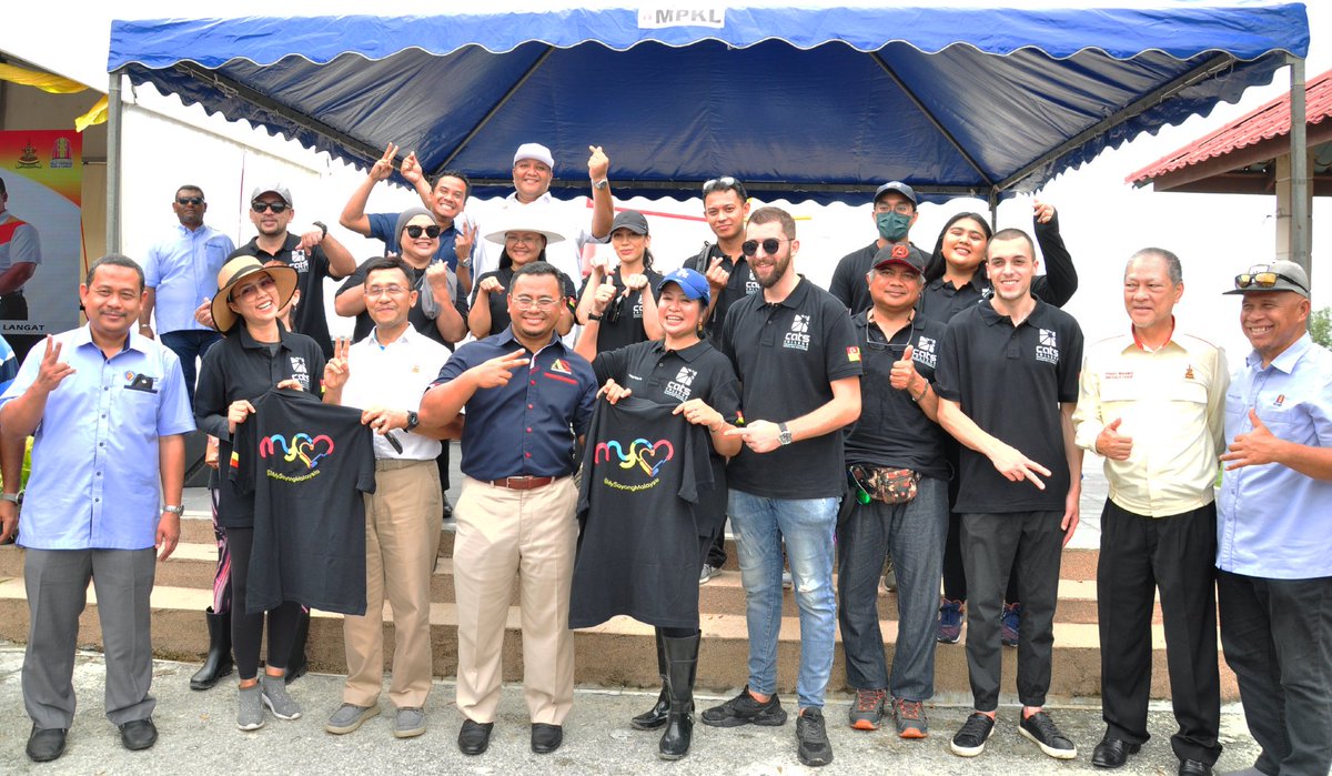 CATScollege's tweet photo. We at CATS College are committed to ensuring our environment is kept clean and healthy🌳🌵On the 12th of November 2022, CATS College initiated a CSR project with MySayang Foundation to clean up the beach located at Pantai Batu Laut, Tanjung Sepat. Love the enviroment as we do🌊🐬 https://t.co/cJQDcVubkY