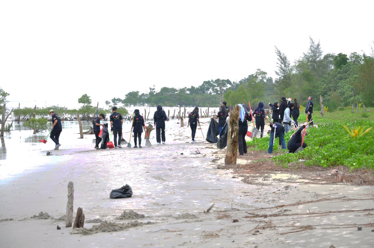 CATScollege's tweet photo. We at CATS College are committed to ensuring our environment is kept clean and healthy🌳🌵On the 12th of November 2022, CATS College initiated a CSR project with MySayang Foundation to clean up the beach located at Pantai Batu Laut, Tanjung Sepat. Love the enviroment as we do🌊🐬 https://t.co/cJQDcVubkY