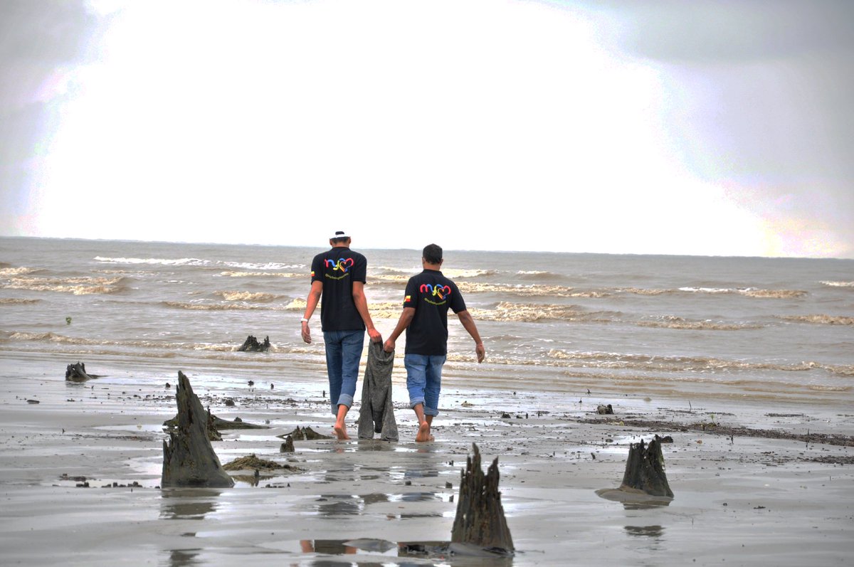 CATScollege's tweet photo. We at CATS College are committed to ensuring our environment is kept clean and healthy🌳🌵On the 12th of November 2022, CATS College initiated a CSR project with MySayang Foundation to clean up the beach located at Pantai Batu Laut, Tanjung Sepat. Love the enviroment as we do🌊🐬 https://t.co/cJQDcVubkY