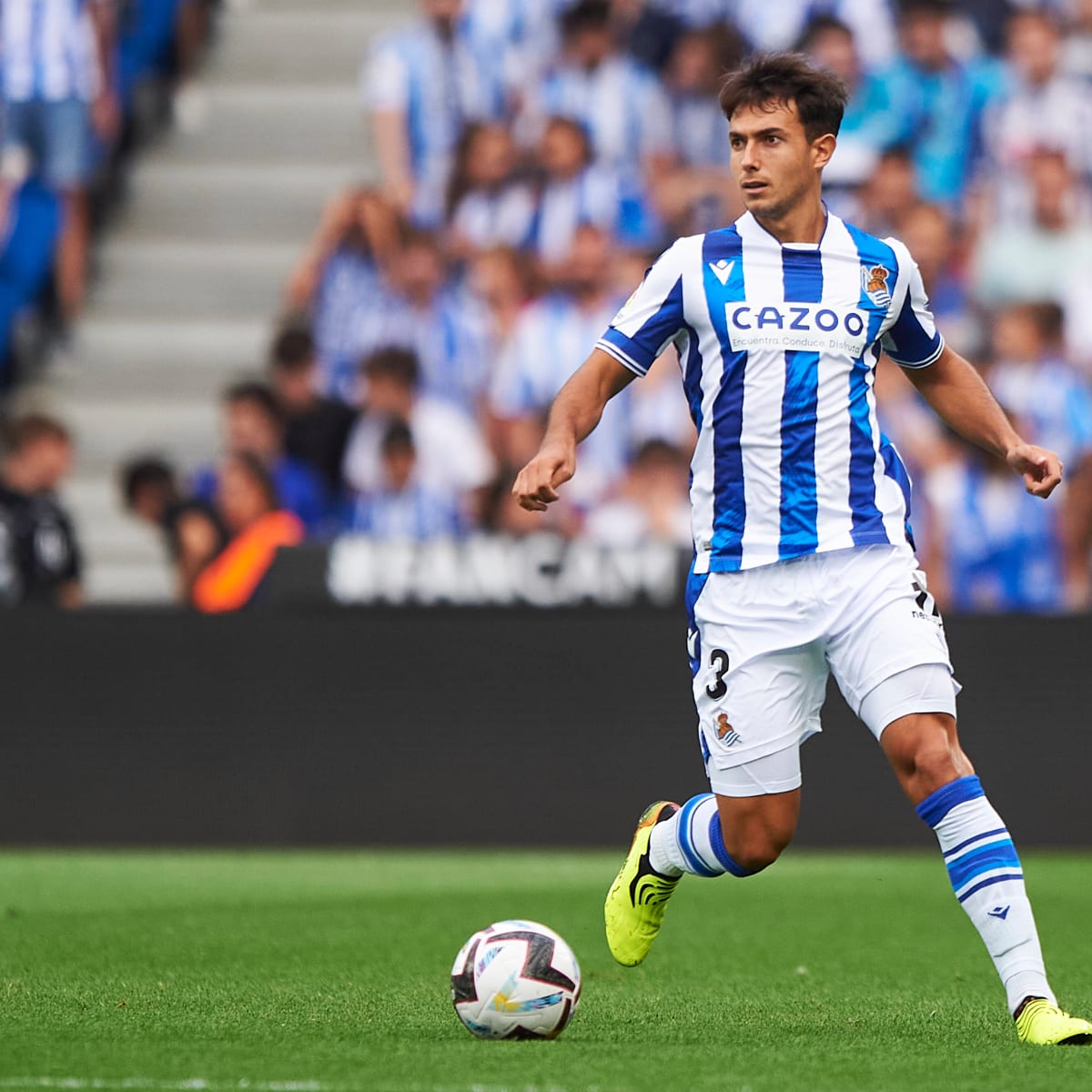 UtdActive's tweet photo. 🚨🇪🇸| New:

Manchester United are ‘willing to pay’ the release clause of Real Sociedad star Martin Zubimendi. Manchester United are said to have watched the 23-year-old closely during their recent European outings against Sociedad.

[AS] #MUFC https://t.co/DwG2pI36eb