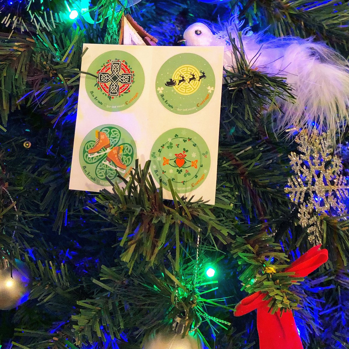Alisone_Davies's tweet image. alisonedesign.wordpress.com/creations/
Commandez les vôtres ! 🇮🇪🎄☘️
#stickers #orderit #newpost #irish #christmas #cottage #ireland #drogheda #design #designer #infographiste #graphiste #XMAS2022 #xmas #christmas2022