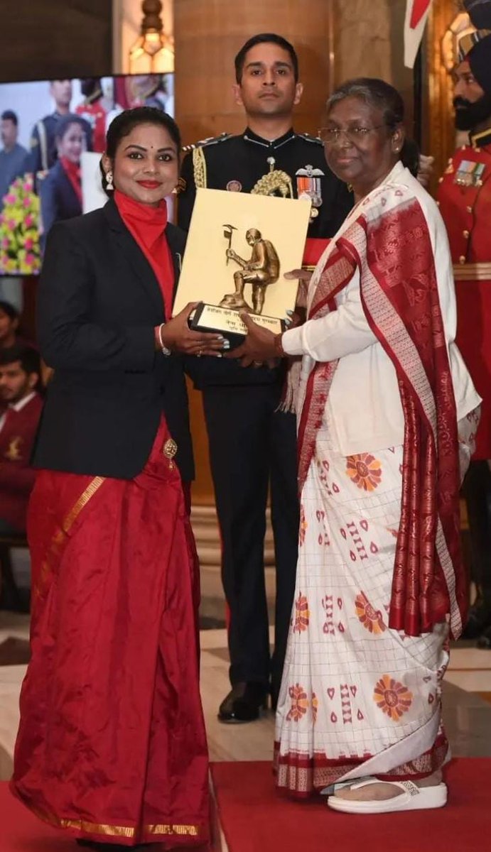 छत्तीसगढ़ के लिए गौरवशाली क्षण

.@rashtrapatibhvn में मा.राष्ट्रपति द्रौपदी मुर्मू के करकमलों से प्रदेश की बेटी 'माउंटेन गर्ल नैना सिंह धाकड़' को 'तेनजिंग नोर्गे राष्ट्रीय साहसिक पुरस्कार' से सम्मानित किया गया।

#chhattisgarhpride