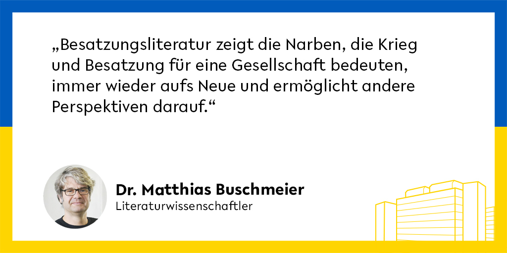 unibielefeld's tweet photo. Die Literatur ukrainischer Autor*innen bringt Leser*innen in Deutschland und andernorts den Alltag in einem Kriegsgebiet nahe. Literaturwissenschaftler Dr. Matthias Buschmeier (@MaBuschmeier) @unibielefeld erklärt, warum das wichtig ist. https://t.co/ZjHEsrLaCb https://t.co/RkA9BcrTCB