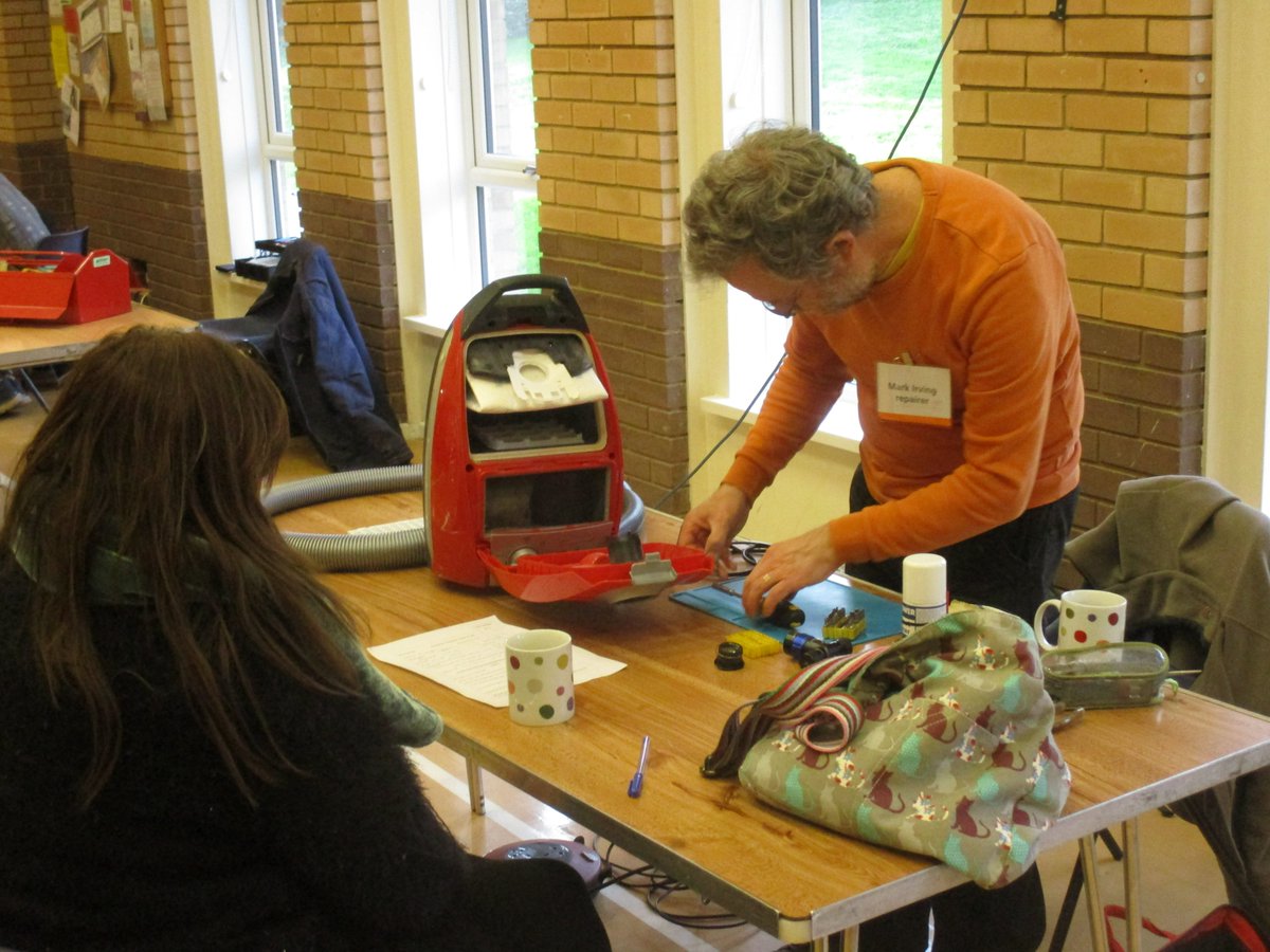 leeinroyston's tweet image. A Friday morning funny for #repairers everywhere... 

I finally got round to selling my old vacuum cleaner the other day. It was just gathering dust. It also gave out sparks every time I turned it on. I told the bloke who bought it he was Dyson with death