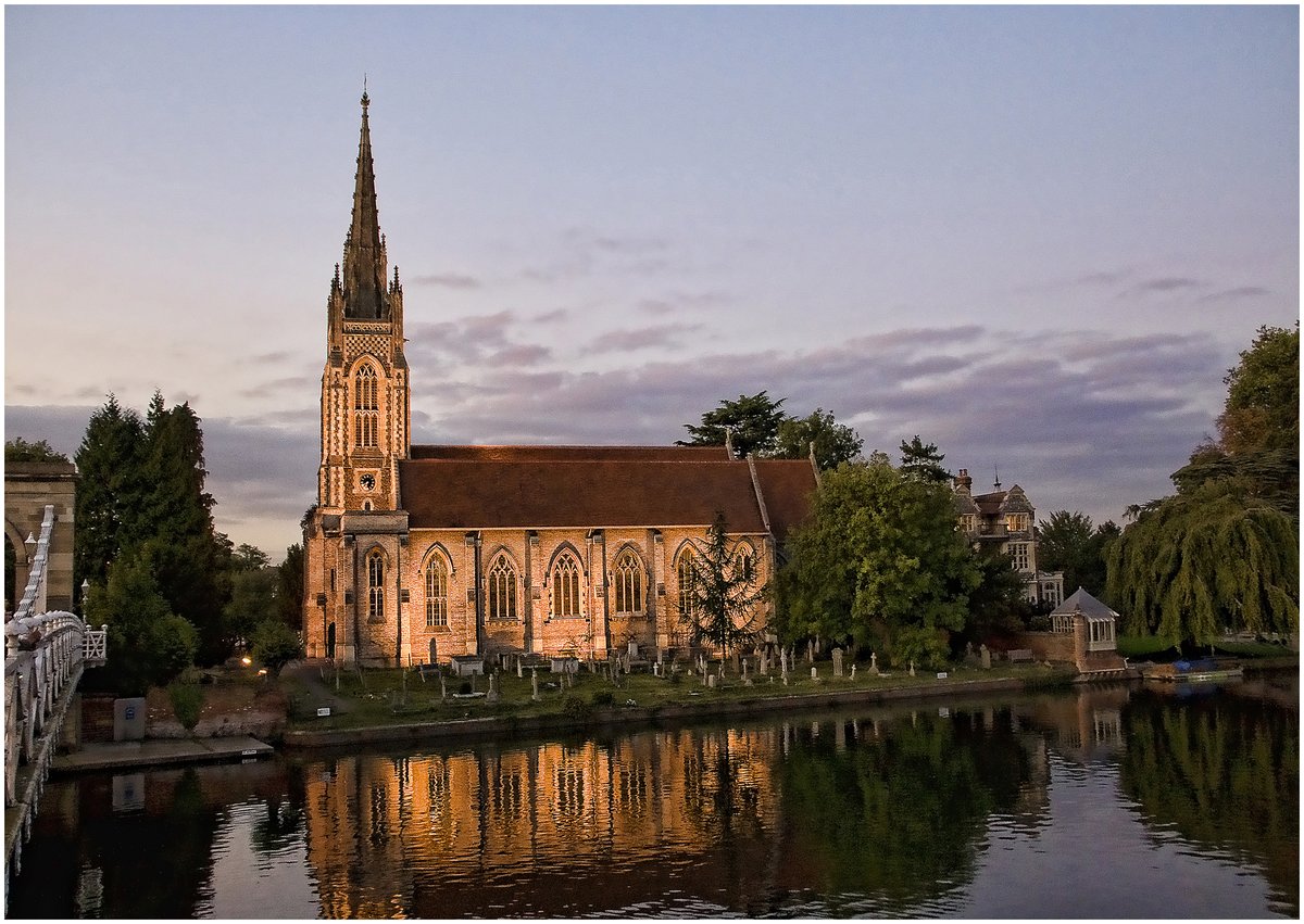 ChrisHotton's tweet photo. An evening shot All Saints Church on the river bank below the famous suspension bridge at Marlow with its reflection seen in the River Thames.
#Photography 
#photographylovers 
#landscapephotography 
#Marlow
#Thames https://t.co/ZCVfhFCniq