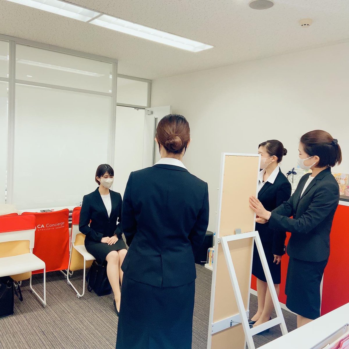 ca_concierge's tweet photo. 【印象力アップ!! 立ち居振る舞いのレッスン✨】
⁡
コンシェルジュ生の仲間同士、面接官目線で光る立ち居振る舞いの研究をしました✈️
⁡
第一印象は、CA面接において最も重要な要素の一つ💡
⁡
日頃から��識できるよう、レッスンで客観的に見合い、練習しています😊
#エアライン就活 #客室乗務員 https://t.co/WV98VfOUei