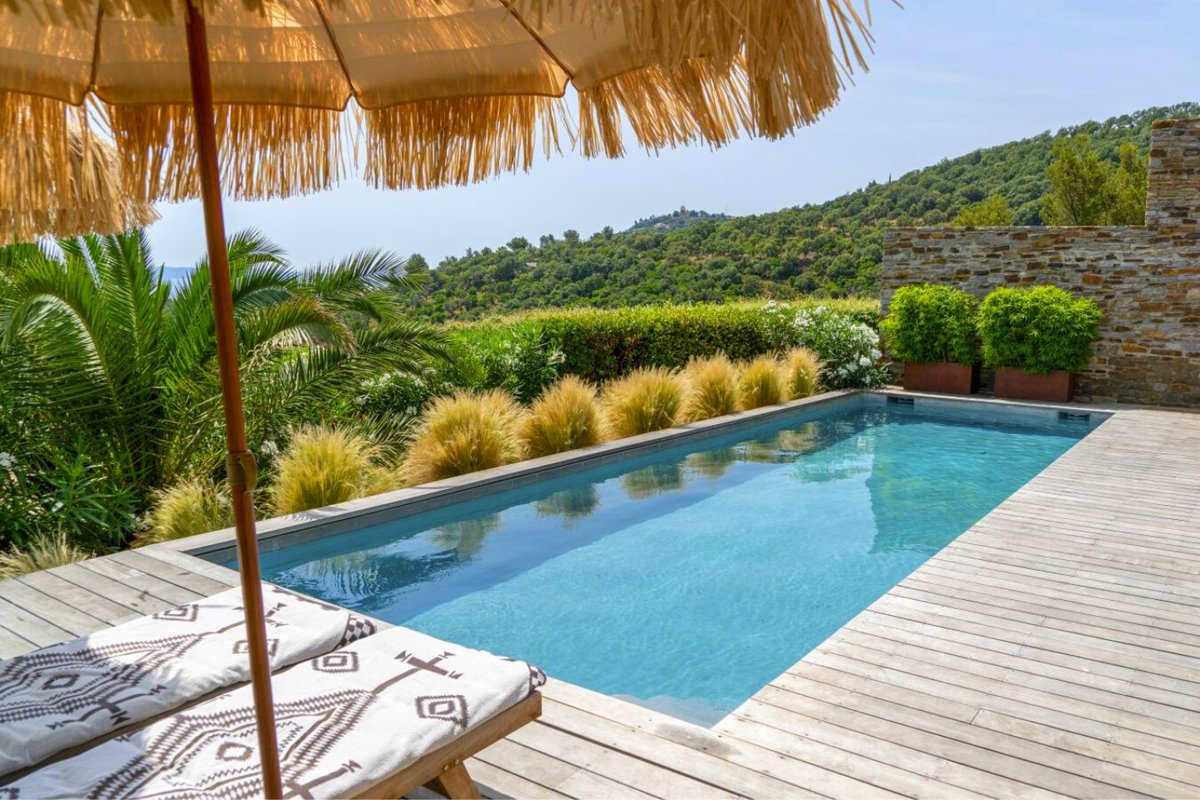 Nous terminons la semaine en beauté, avec cette jolie piscine rectangulaire, simple, mais efficace.

#piscine #stylepiscine #inspiration #tendance #deco