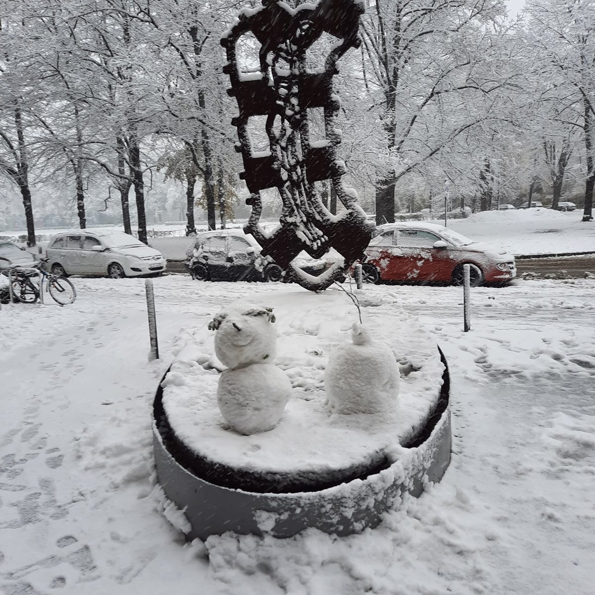 BioCityLeipzig's tweet photo. Der meteorologische Winteranfang macht seinem Namen alle Ehre bei uns auf dem #BioCityCampus. 
Kommt alle gut und sicher durch die Stadt und habt ein schönes 2. Adventswochenende!

#Winter #kleineFreuden #Leipzig #SpassbeiderArbeit https://t.co/8O85lBIZWB