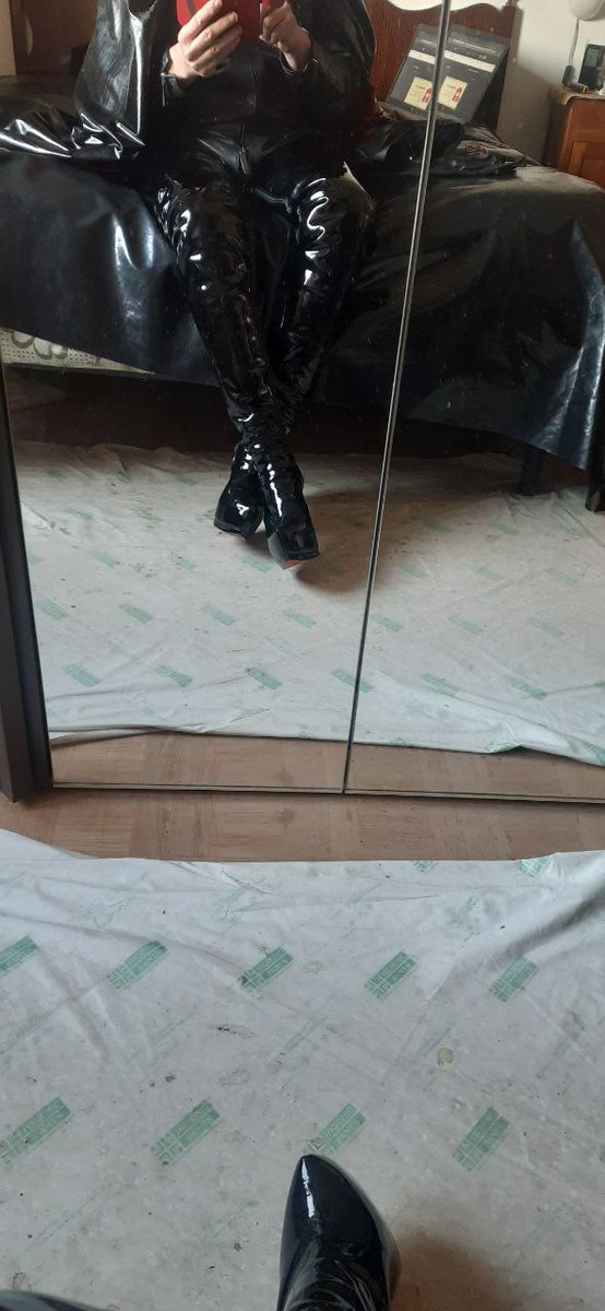 EFetishfan1's tweet photo. Me in my Leather Patent Crotch Boots made to measure, made in italy, lining in leather, thanks to @crotchb
#madeinitaly #boots #crotchboots #heels #leather #leatherlining #vampire #vampireboots https://t.co/JHi8SlOel2