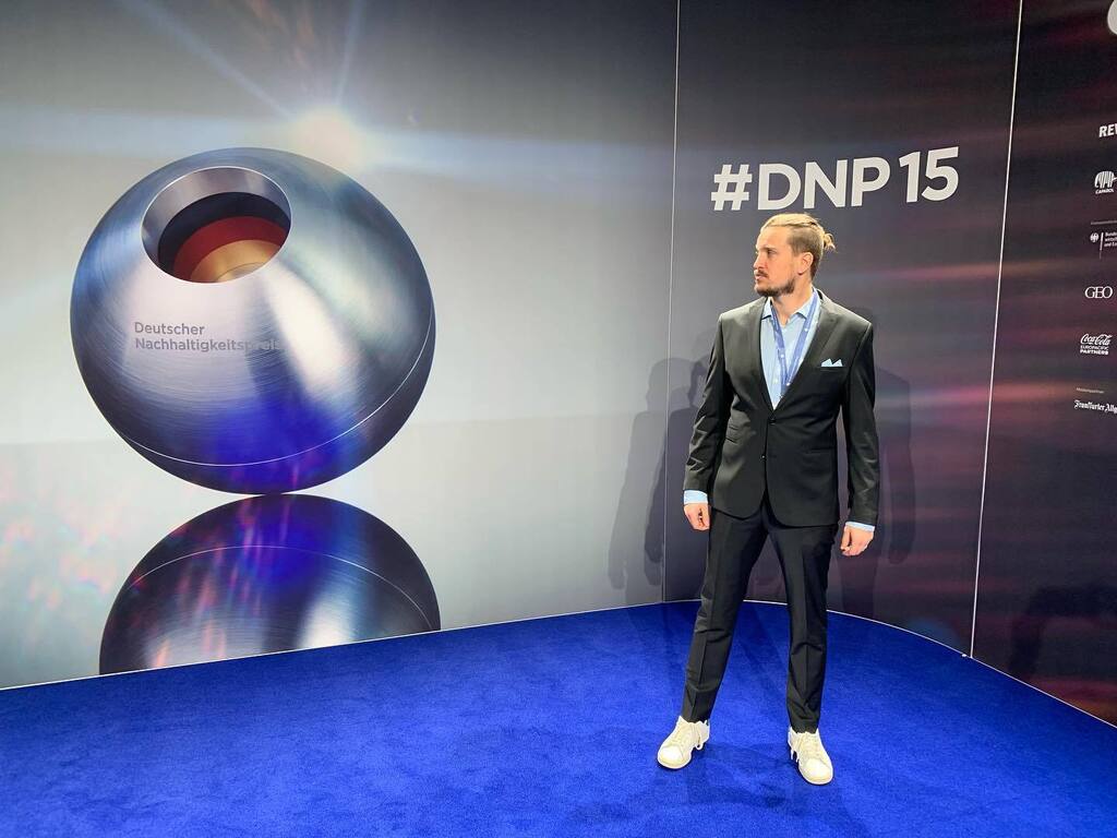 jaeger_spricht's tweet photo. Tag 2 kann kommen…

Der erste Tag am #dnp15 hat mir viele neue  Impulse gegeben die mich auch weiter beschäftigen werden. Neben neuen Ideen für das supply chain Management, Kosten und Nutzen der Transformation in Zeiten der Krise und Climate Governance gab es für mich echte … https://t.co/6bknE1LbwM