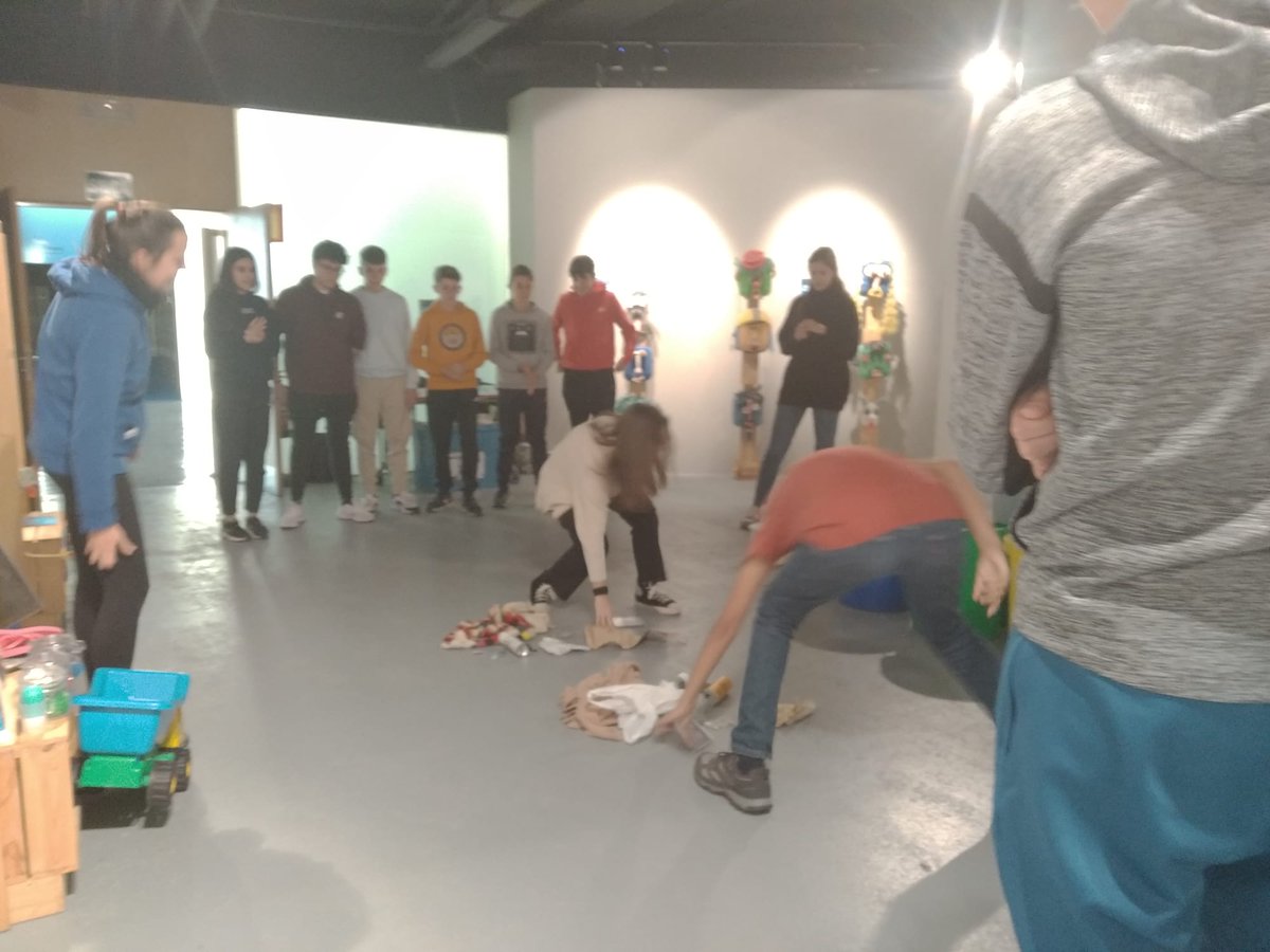 ecofrikis's tweet photo. #Burgos
Tercer grupo de visitas guiadas el lunes a la Expo "microplásticos MACROBASURA" que esta disponible en la Fundación Circulo en plaza España, el objetivo sensibilizar a los más jovenes,con alumnos de 4 ESO del Liceo de Castilla
@FCirculoBurgos @FundIbercaja #csirios https://t.co/e3dvkuYtA7