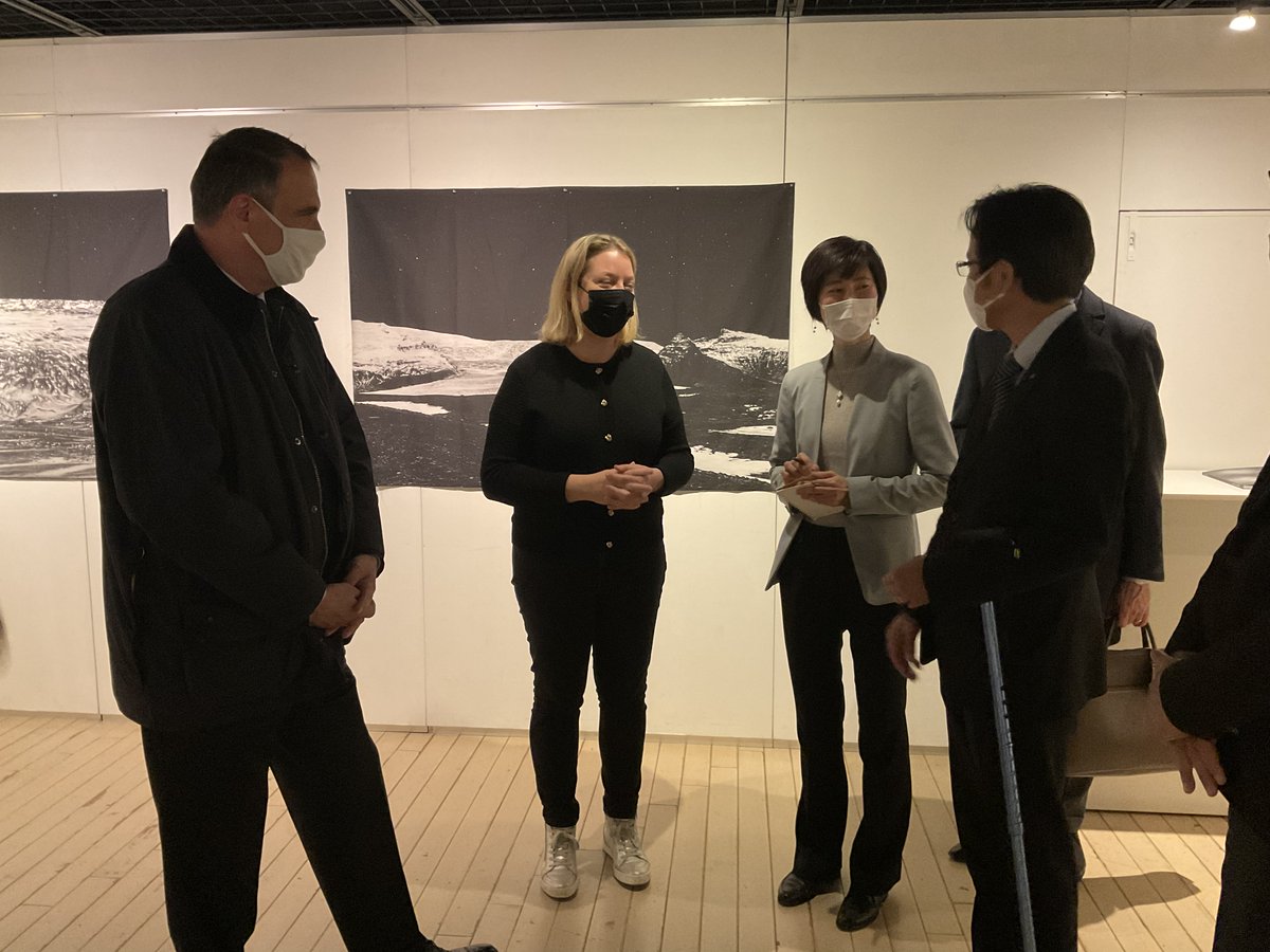 ambafrancejp_jp's tweet photo. フィリップ・セトン駐日フランス大使🇫🇷と、横浜市文化観光局の神部浩 局長が、サンドリーヌ・エルベルグの写真展、『地平線の彼方へ』展を訪れました。
同写真展は、12月11日まで横浜赤レンガ倉庫１号館で開催中です。お見逃しなく。
#横浜フランス月間
@villakujoyama
@yokohama_koho https://t.co/G6qpflOYQH