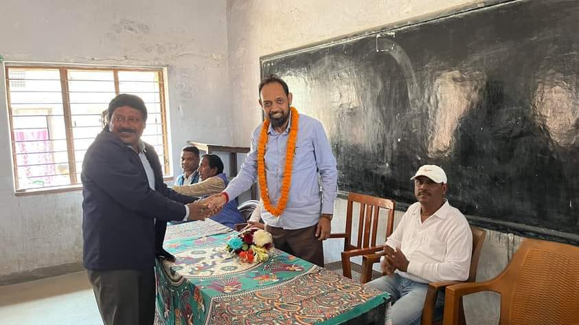 GyanPrakashadi1's tweet photo. जमशेदपुर के लोकप्रिय सांसद श्री @mpbidyutmahato जी के करकमलों द्वारा अपने सांसद निधि से मानगो स्थित उलीडीह आदिवासी स्कूल में 2 कमरों के निर्माण हेतु आज शिलान्यास किया गया।
#BJPMeansDevelopment https://t.co/rXfKJ5uq7D