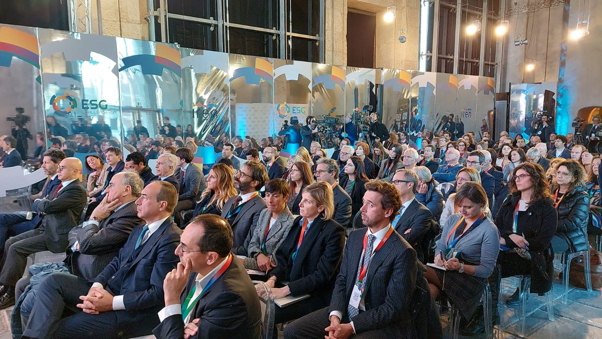 gruppoiren's tweet image. Talk, panel ed esperti di settore: si è tenuta ieri a #Genova la ESG Challenge Iren 2023, l’evento dedicato ai temi della #sostenibilità e sfide #ESG. Nel corso dell’evento premiate anche le 10 tesi vincitrici del Premio ESG Challenge Iren 2023. #ESGChallenge #DiamoFormaAlDomani