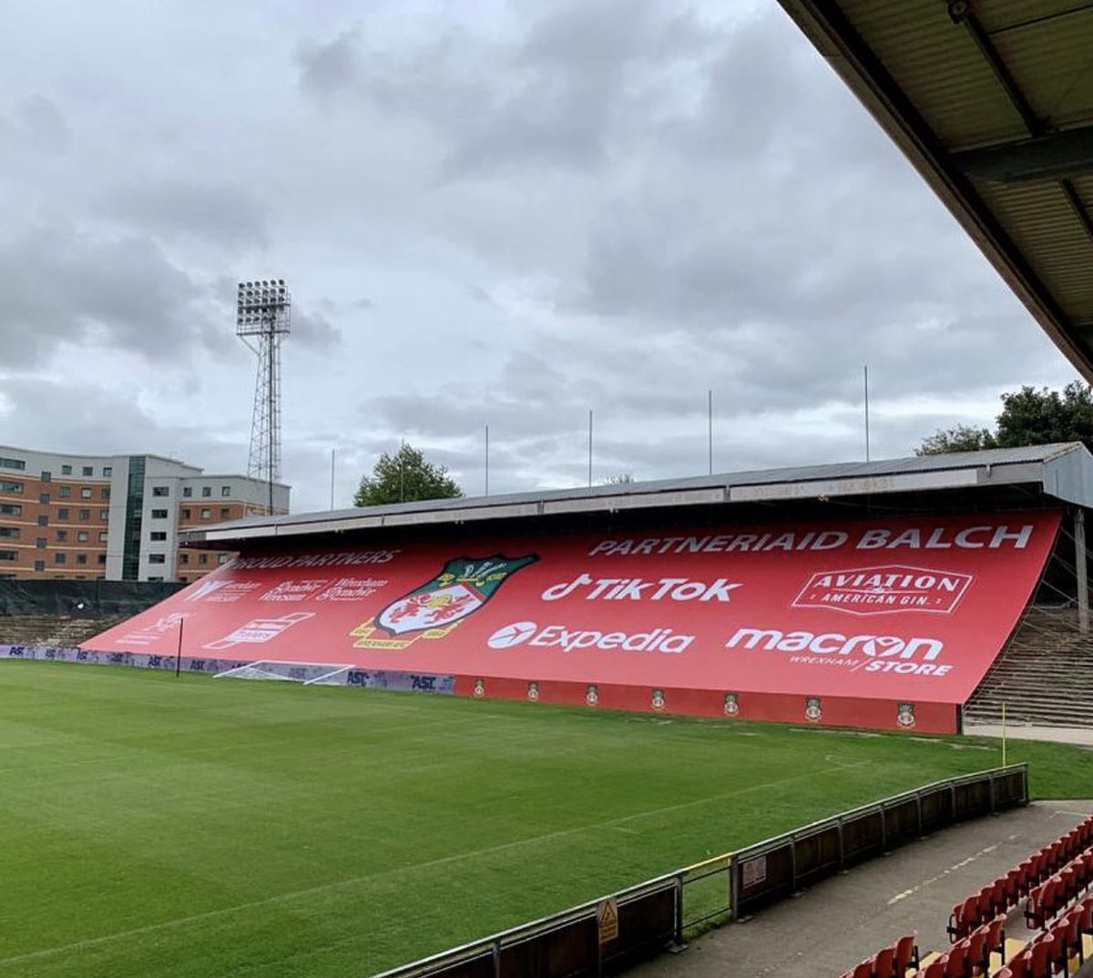 MediaAbseiling's tweet photo. Huge 70m stand covering install! ⚽️ #largeformat #giantmedia #banner #buildingwrap #events #eventsdecor #branding #buildinggraphics #signage https://t.co/zClHZt5NHs