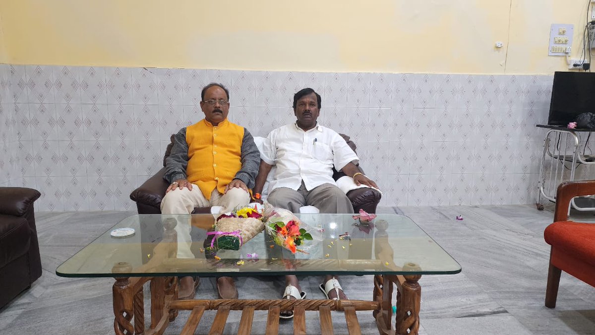 UmakantaBjp's tweet photo. କେନ୍ଦ୍ର ସରକାରଙ୍କ ସାମାଜିକ ନ୍ୟାୟ ଓ ସଶକ୍ତିକରଣ ବିଭାଗର କେନ୍ଦ୍ର ରାଜ୍ୟ ମନ୍ତ୍ରୀ ଶ୍ରୀ A. ନାରାୟଣ ସ୍ୱାମୀଙ୍କୁ ବାଲେଶ୍ୱର circuit house ରେ ସ୍ୱାଗତ କରିବା ଅବସରରେ l
@BJP4Odisha https://t.co/1k6YnpHRQK
