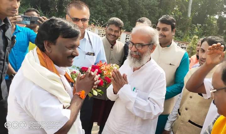 UmakantaBjp's tweet photo. କେନ୍ଦ୍ର ସରକାରଙ୍କ ସାମାଜିକ ନ୍ୟାୟ ଓ ସଶକ୍ତିକରଣ ବିଭାଗର କେନ୍ଦ୍ର ରାଜ୍ୟ ମନ୍ତ୍ରୀ ଶ୍ରୀ A. ନାରାୟଣ ସ୍ୱାମୀଙ୍କୁ ବାଲେଶ୍ୱର circuit house ରେ ସ୍ୱାଗତ କରିବା ଅବସରରେ l
@BJP4Odisha https://t.co/1k6YnpHRQK