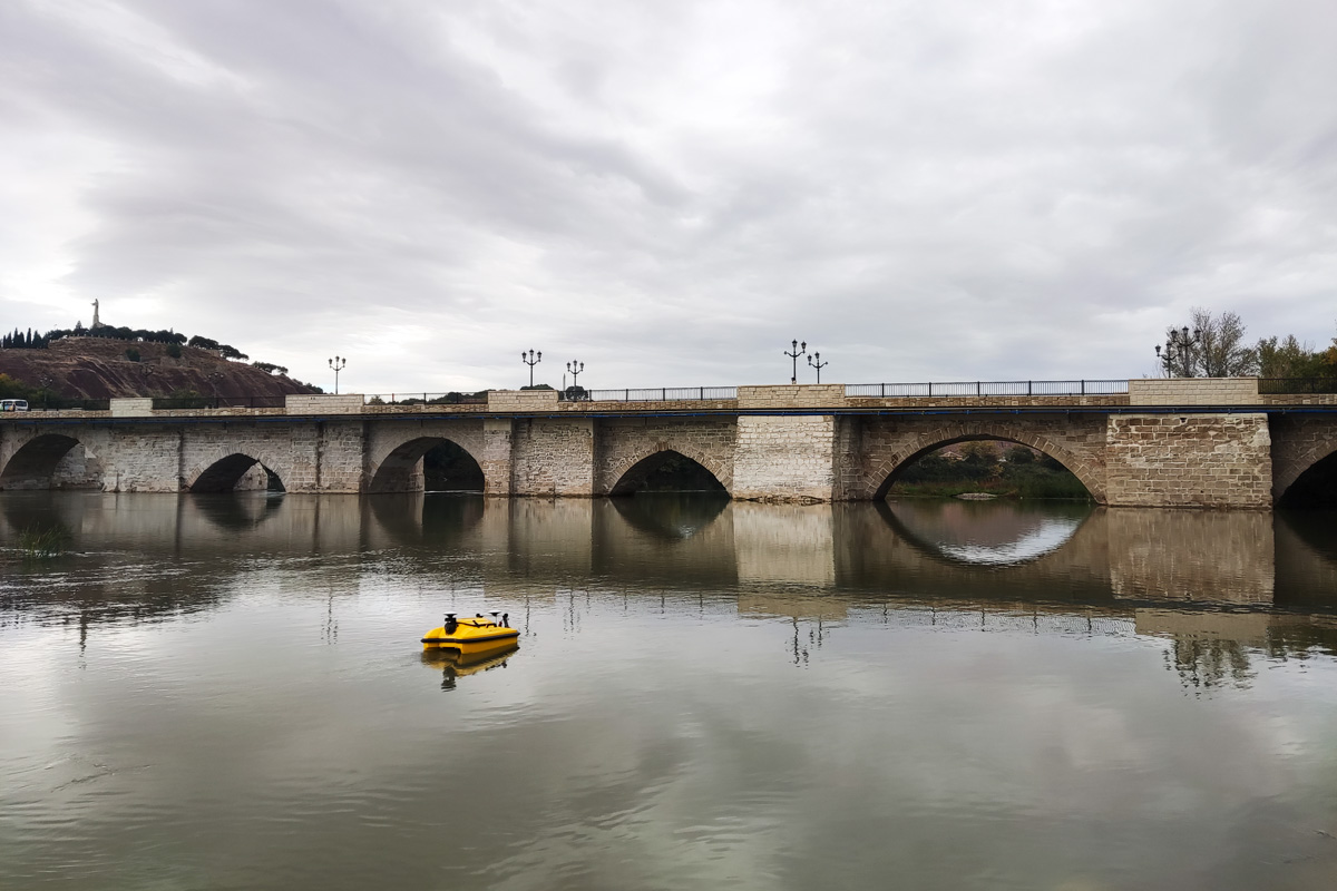 gpaseabots's tweet photo. We've recently been in Tudela for a new bathymetric survey in the #Ebro River. 🏞️ Periodic revisions of any waterway infrastructure are essential to guarantee security, and our #SB100PRO can carry them out without any environmental impact or risk for humans. 🛥️
#SEABOTS #drone https://t.co/fSRDNkzDnV