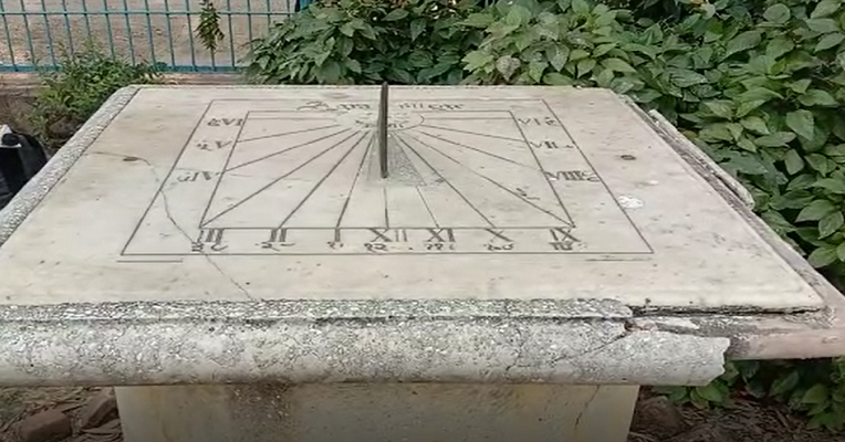 fast_rajasthan's tweet image. एक पत्थर की घड़ी जो 180 साल से दिखाती है सही समय, नहीं करती टिक-टिक
khabarfast.com/up-agra-there-…
#clock #stoneclock #facts #Khabarfastrajasthan