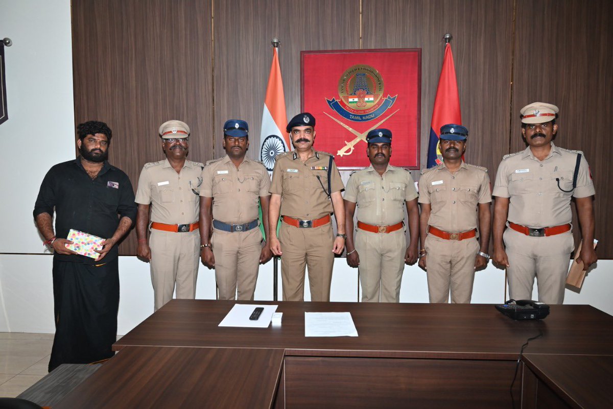 COPTBM's tweet photo. Commissioner of Police, Tambaram City Dr.Amalraj IPS today appreciated Tr.Jijilal, a tea shop vendor who helped to nab the accused involved in the 1.5 crore jewelry theft case in Selaiyur PS last Saturday. https://t.co/WrqwtrShPu