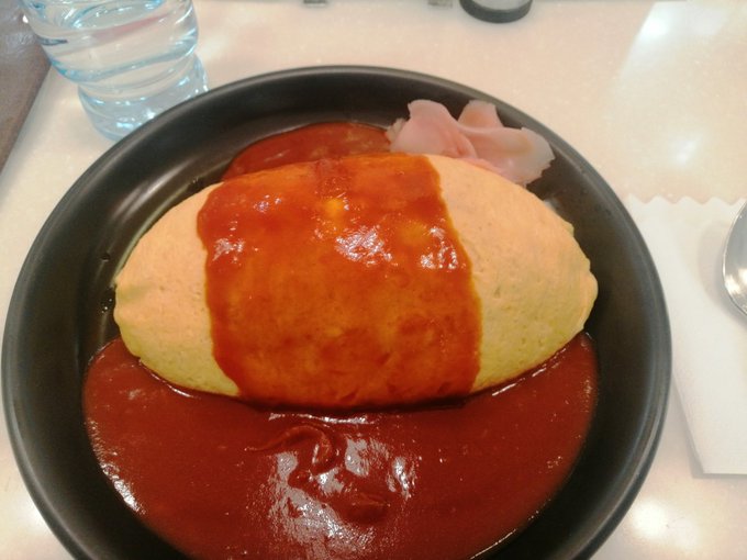 またオムライス食べてる 
