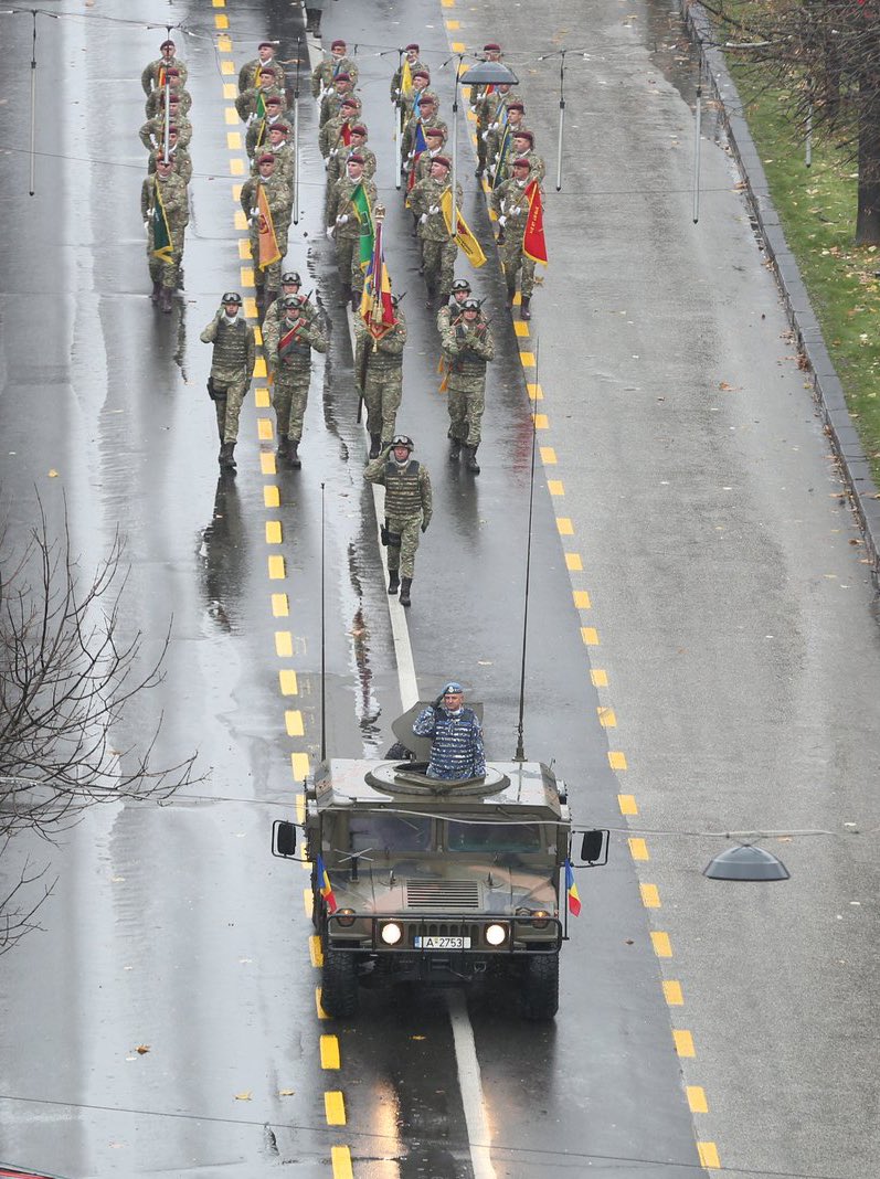 Allied soldiers from 🇧🇪🇫🇷🇳🇱🇲🇰🇵🇹🇺🇸 marched at the military parade that took place in #Bucharest for the National Day of #Romania🇷🇴. We appreciate the contribution of our Allies to the defence & deterrence on the #EasternFlank. #StrongerTogether #WeAreNATO