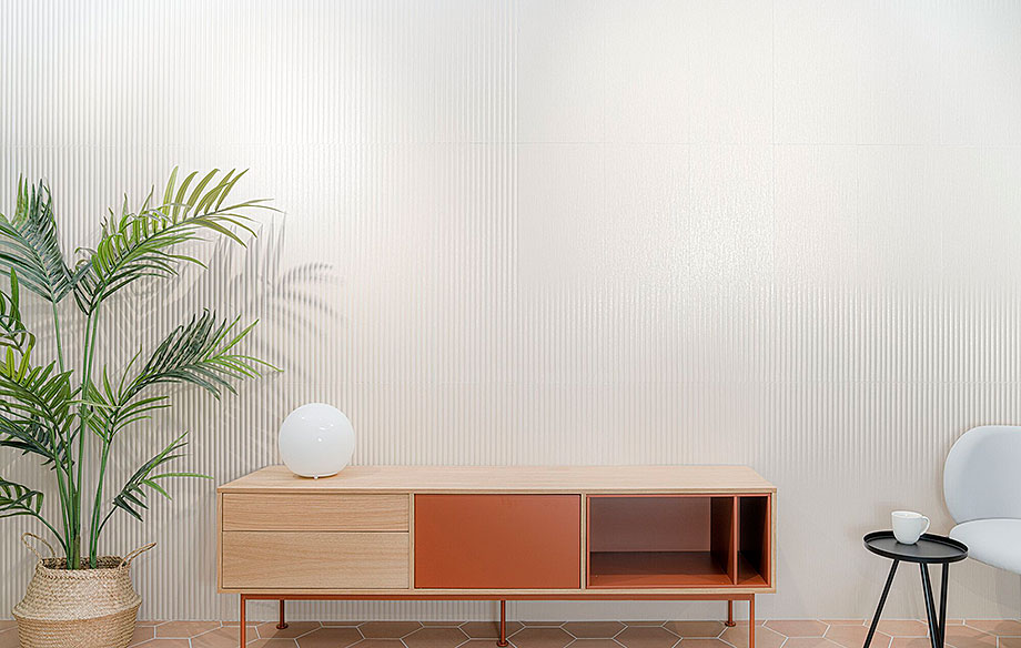 Interior_es's tweet image. #Mare es la décima colección que el estudio madrileño @DSIGNIO_COM ha creado para el fabricante de #pavimentos y #revestimientos cerámicos @harmonyinspire_  (Grupo Peronda), inspirándose en materiales naturales mediterráneos (caña, mimbre, esparto...).
-&amp;gt; interioresminimalistas.com/2022/12/02/mar…