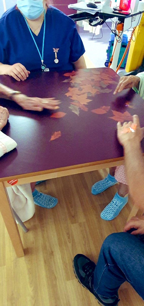dementiasquad's tweet image. The more the merrier! Dementia Activity Coordinator facilitating a weekly group activity at G6 Ward @FrimleyHealth @Dementia_Nurse_ @MarilieOfquila1 @PeterCl89500120 @FHealthCharity @emmacarr999 #magictable @SocialAblty