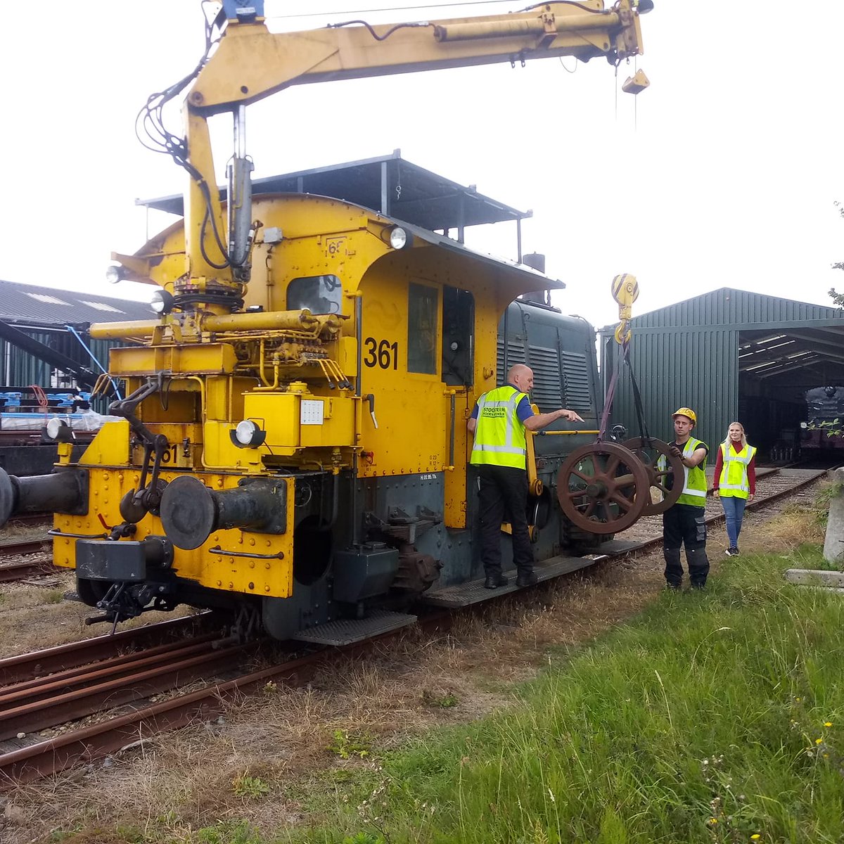 ExpotiseTexel's tweet photo. De SpoorTuin bij @Museumstoomtram in Hoorn vordert gestaag. Al veel onderdelen staan op zijn plek, en waar man kracht te kort is schieten ze ons met de trein te hulp! In 2023 wordt de SpoorTuin in gebruik worden genomen voor de jongste bezoekers. #ontdekken #beleving #ookexpotise https://t.co/oaNpt410OI